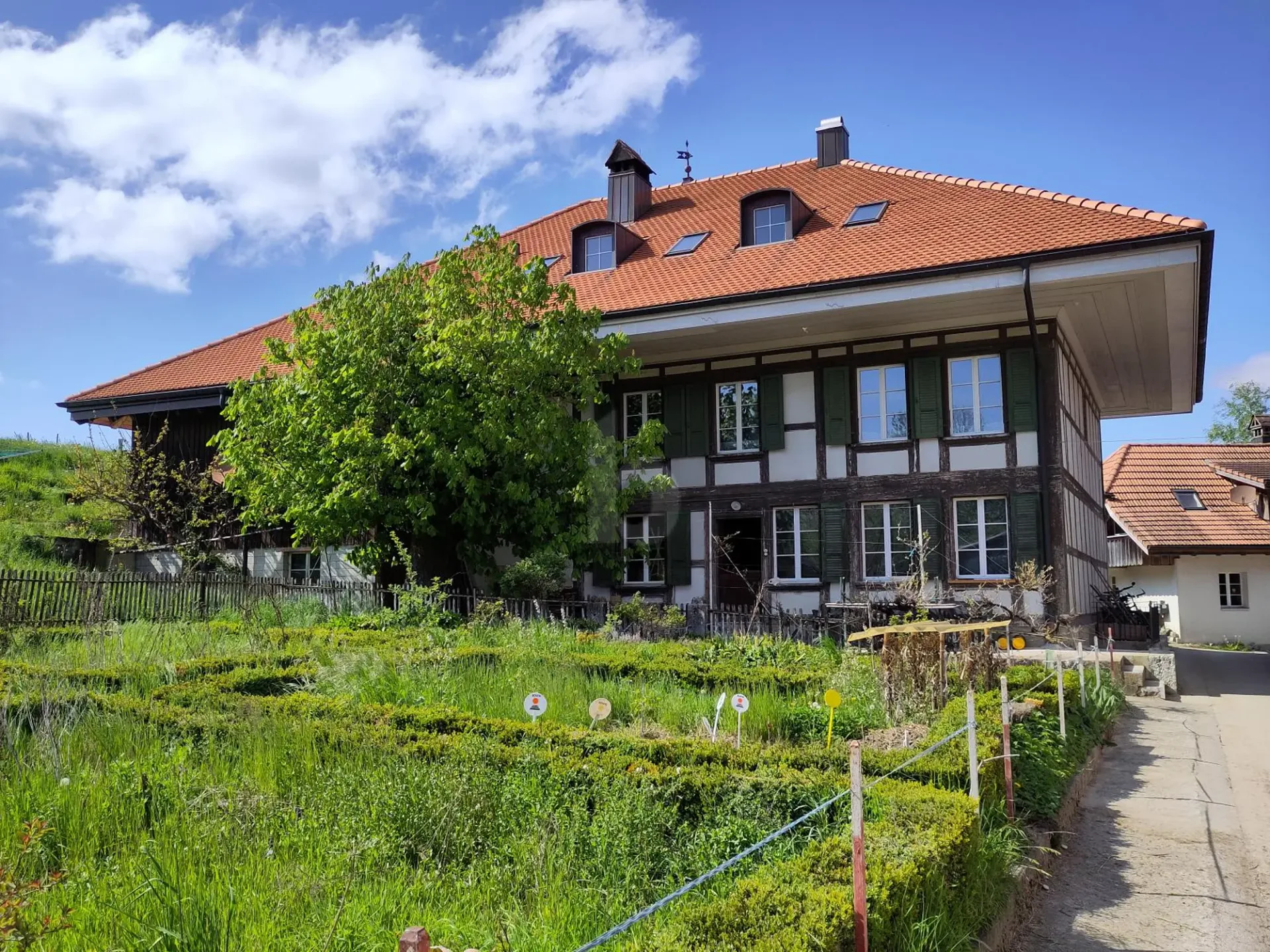CHARMANT, MIT VIEL HOLZ -AUF DEM BAUERNHOF
