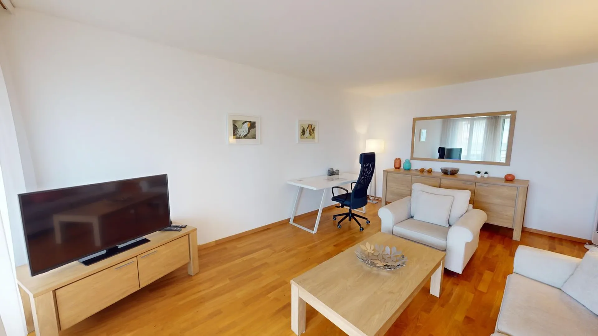 Geräumige 2-Zimmer, 2-Bad-Wohnung mit Parkplatz, Balkon und Seeblick!