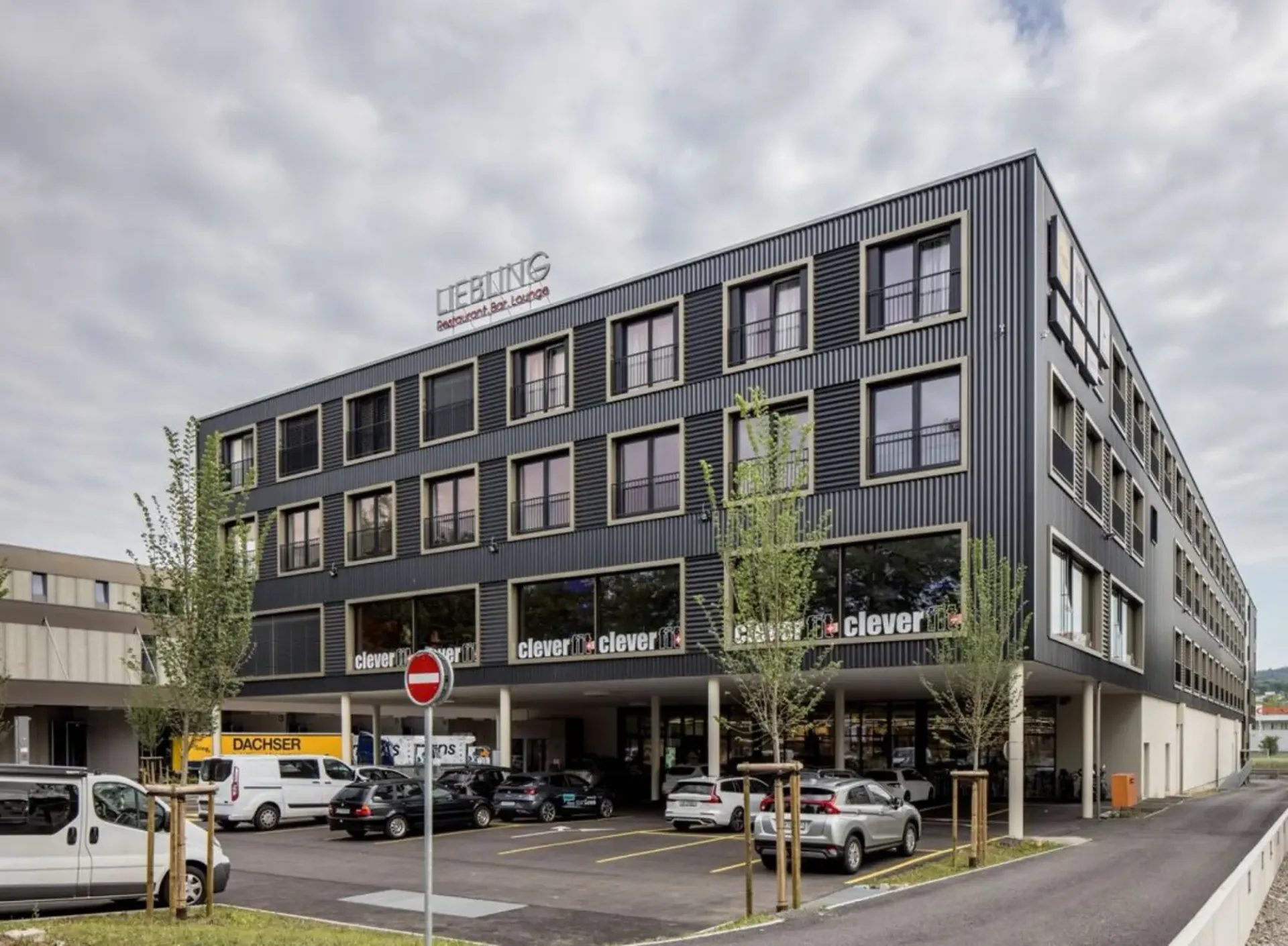Office with 45m2 in commercial building for rent