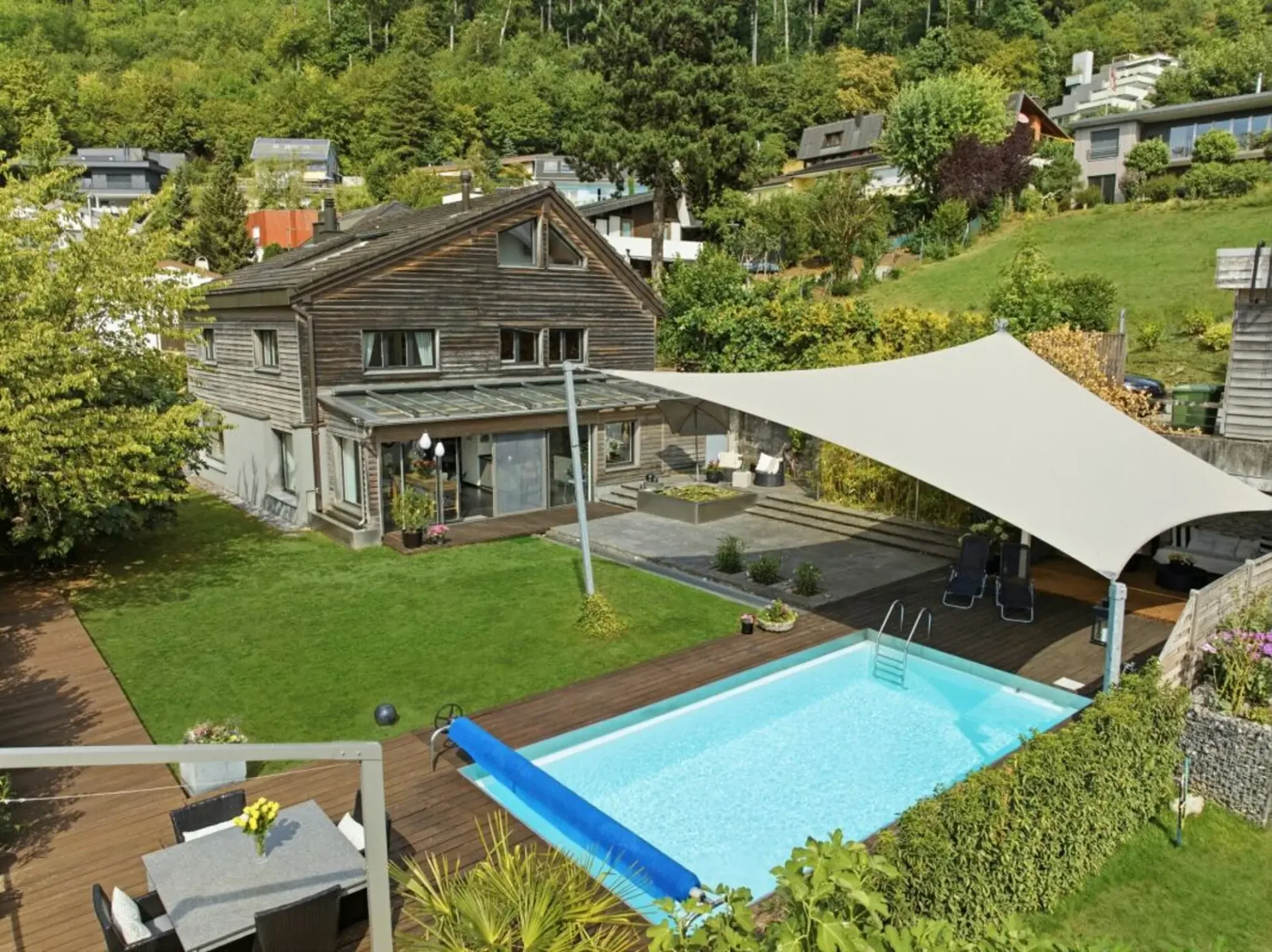 Living with a view: stylish, detached 6.5-room single-family home with pool