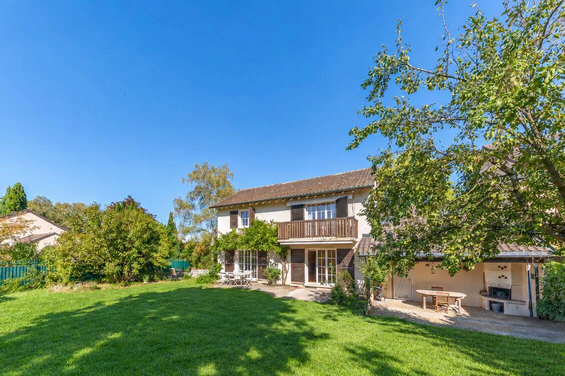 Bella villa familiare in un'oasi di verde