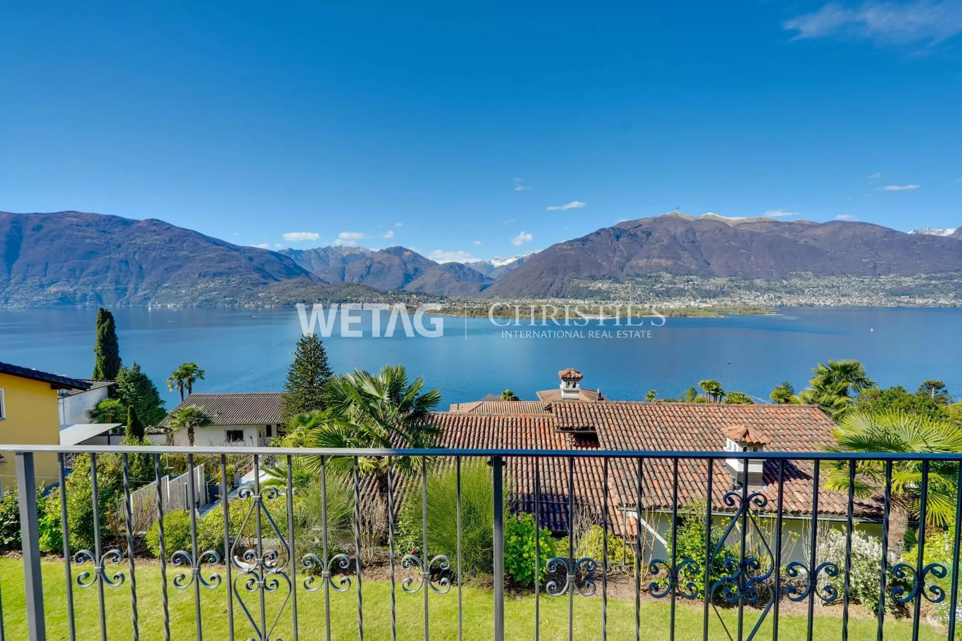 Gambarogno?San Nazzaro: moderne Villa mit Panoramablick auf den Lago Maggiore, auch ideal als Ferienresidenz, zu verkaufen