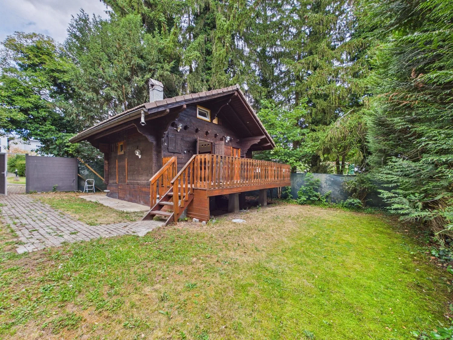 Authentic charm of wood, modern finishes, and a terrace on the edge of a green area