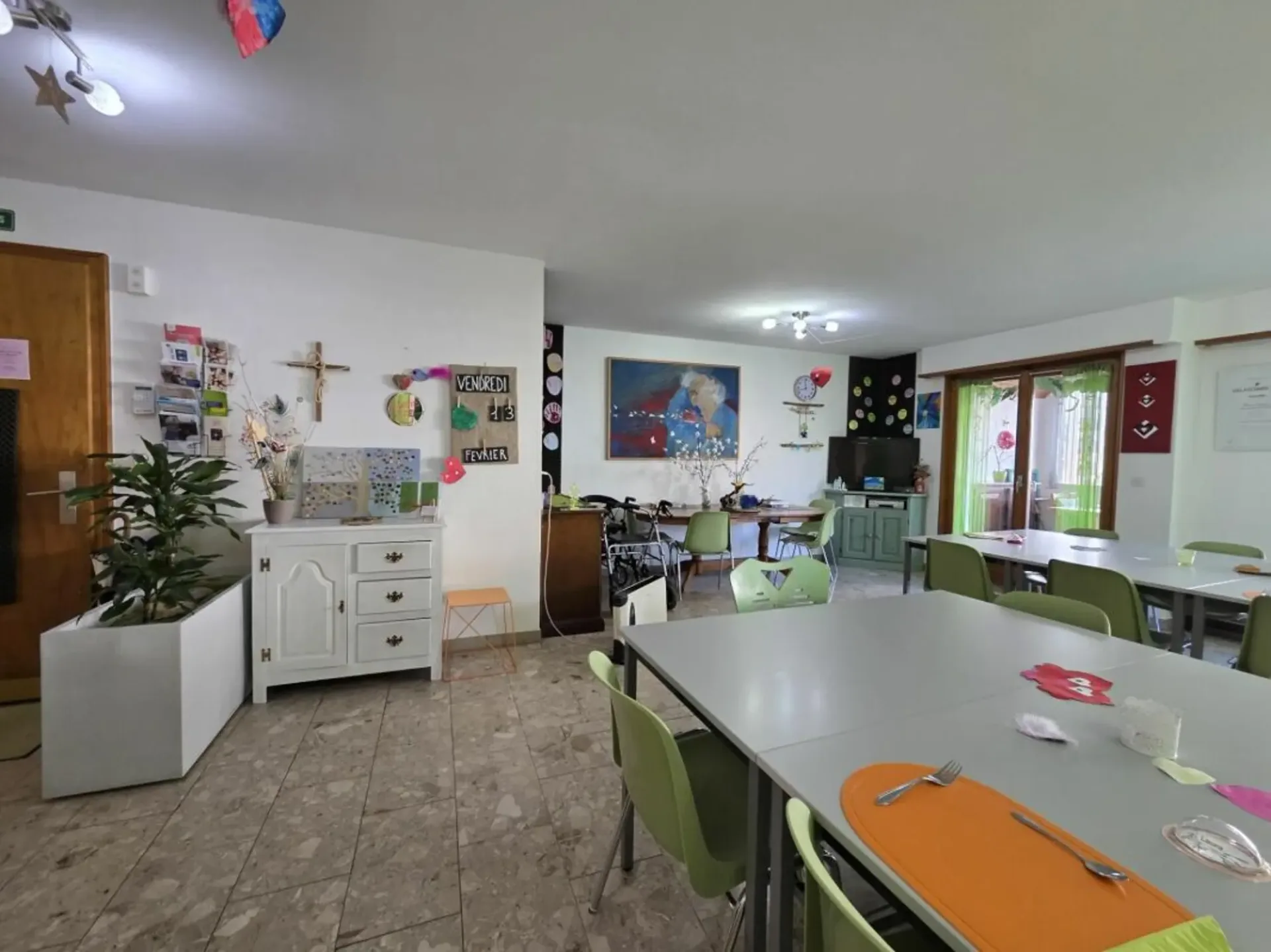 Lokale von etwa 190m2 im Zentrum von Saxon, ideal für Arztpraxis