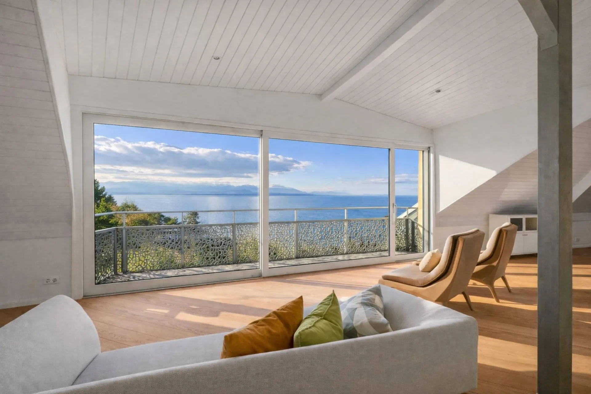 Villa bathed in light with breathtaking views of the lake