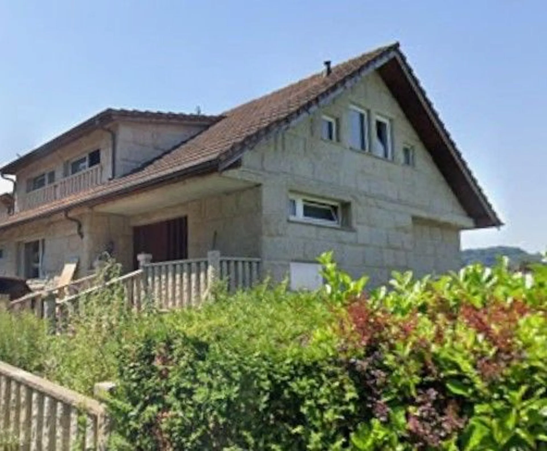 *Einfamilienhaus mit Schwimmbecken*