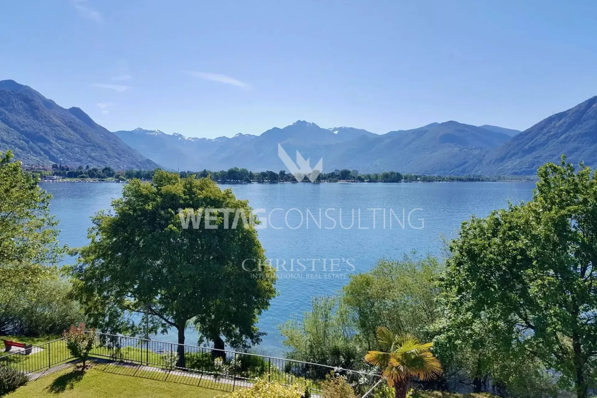 Elegante Villa mit Garten in exklusiver Lage direkt an der Seepromenade am Lago Maggiore zu verkaufen