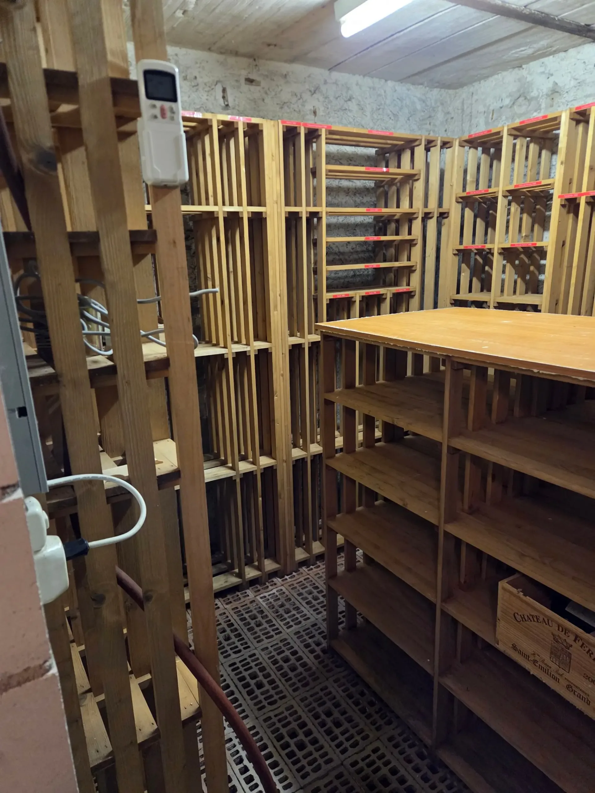 Klimatisierter Weinkeller in historischem Gebäude