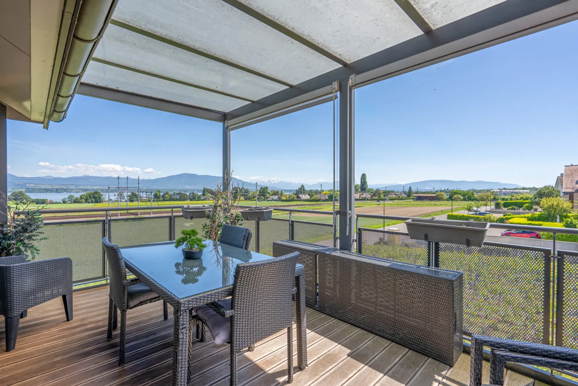 AUSSERHALB DES MARKTES ! Duplex von Ausnahme mit Blick auf den See