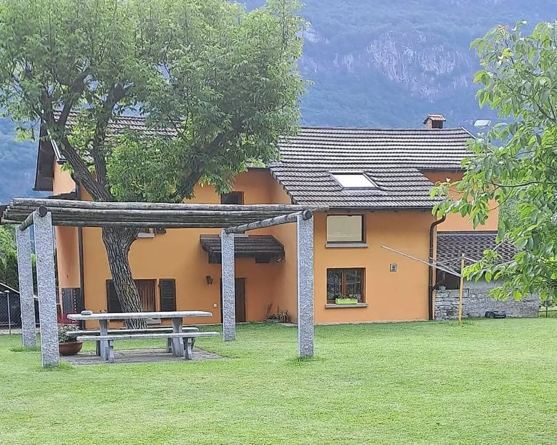 Lodrino: Wohnhaus mit großem angebautem Grundstück
