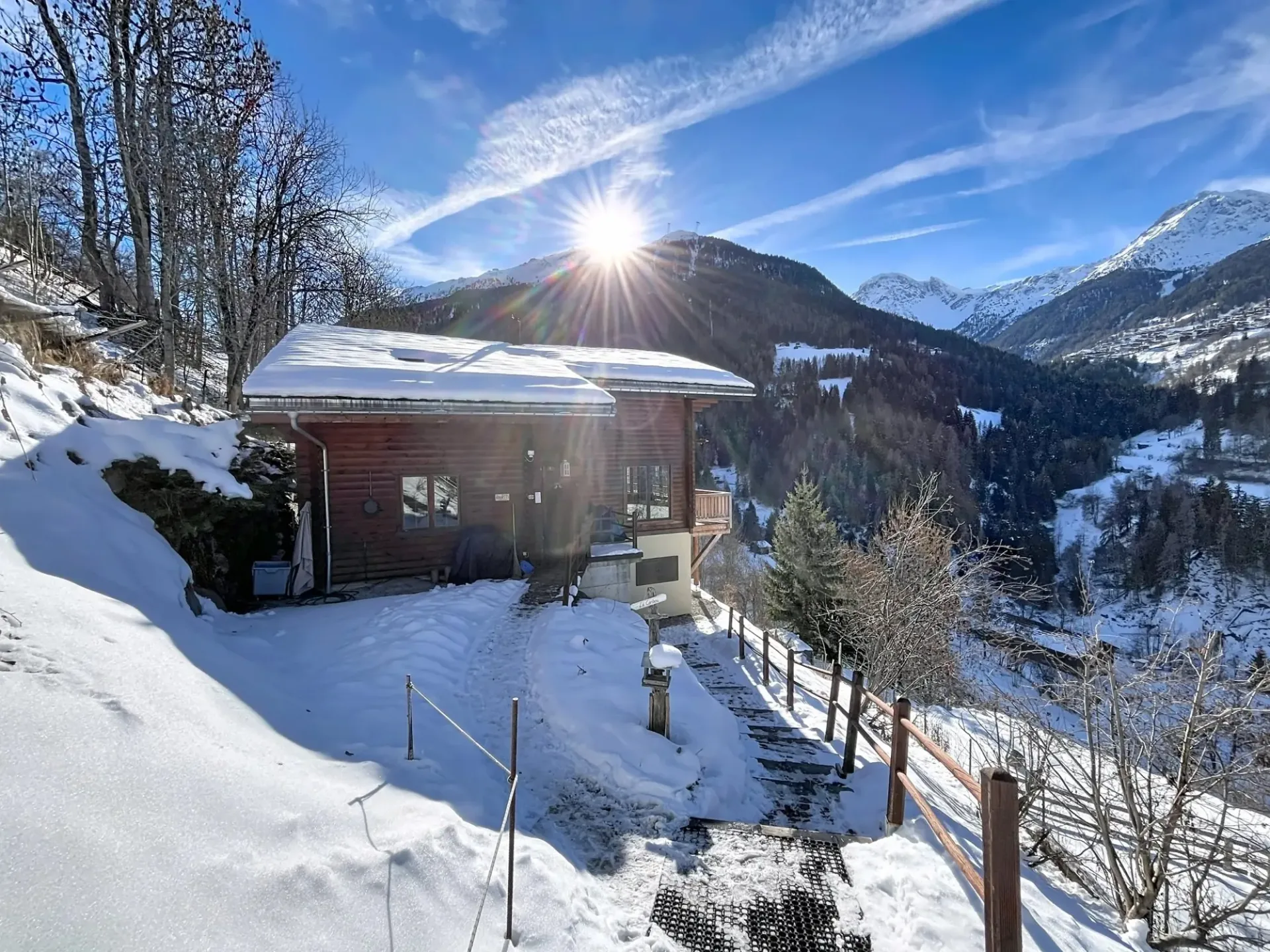 Kanadisches Blockhaus mit zwei Apartments und atemberaubendem Blick