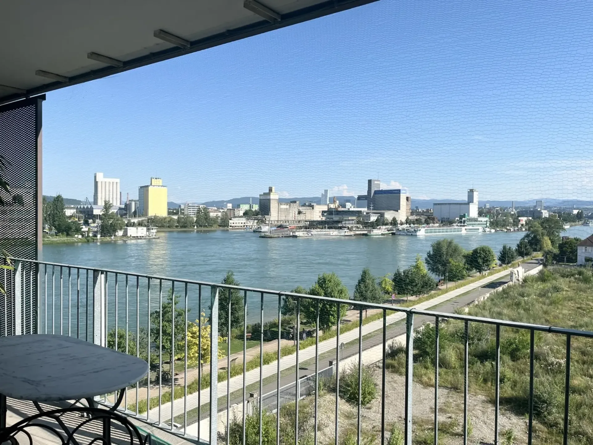 "Traumwohnung - atemberaubende Aussicht ins Dreiländereck/ Rheinhafen Basel,CH / Weil,D / Huningue,F"