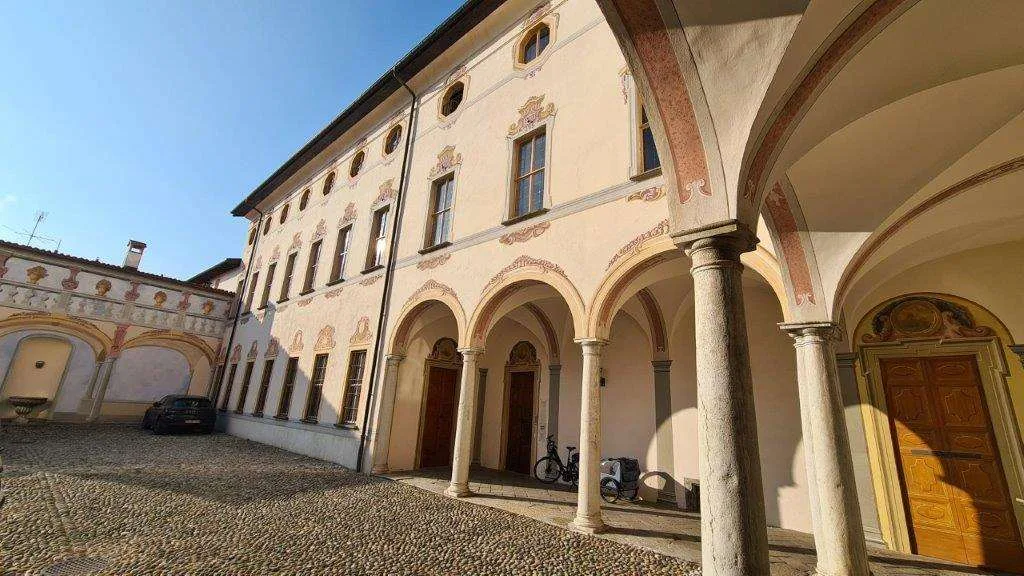 MENDRISIO ZENTRUM: PRESTIGEVOLLES BÜRO IM PALAZZO POLLINI