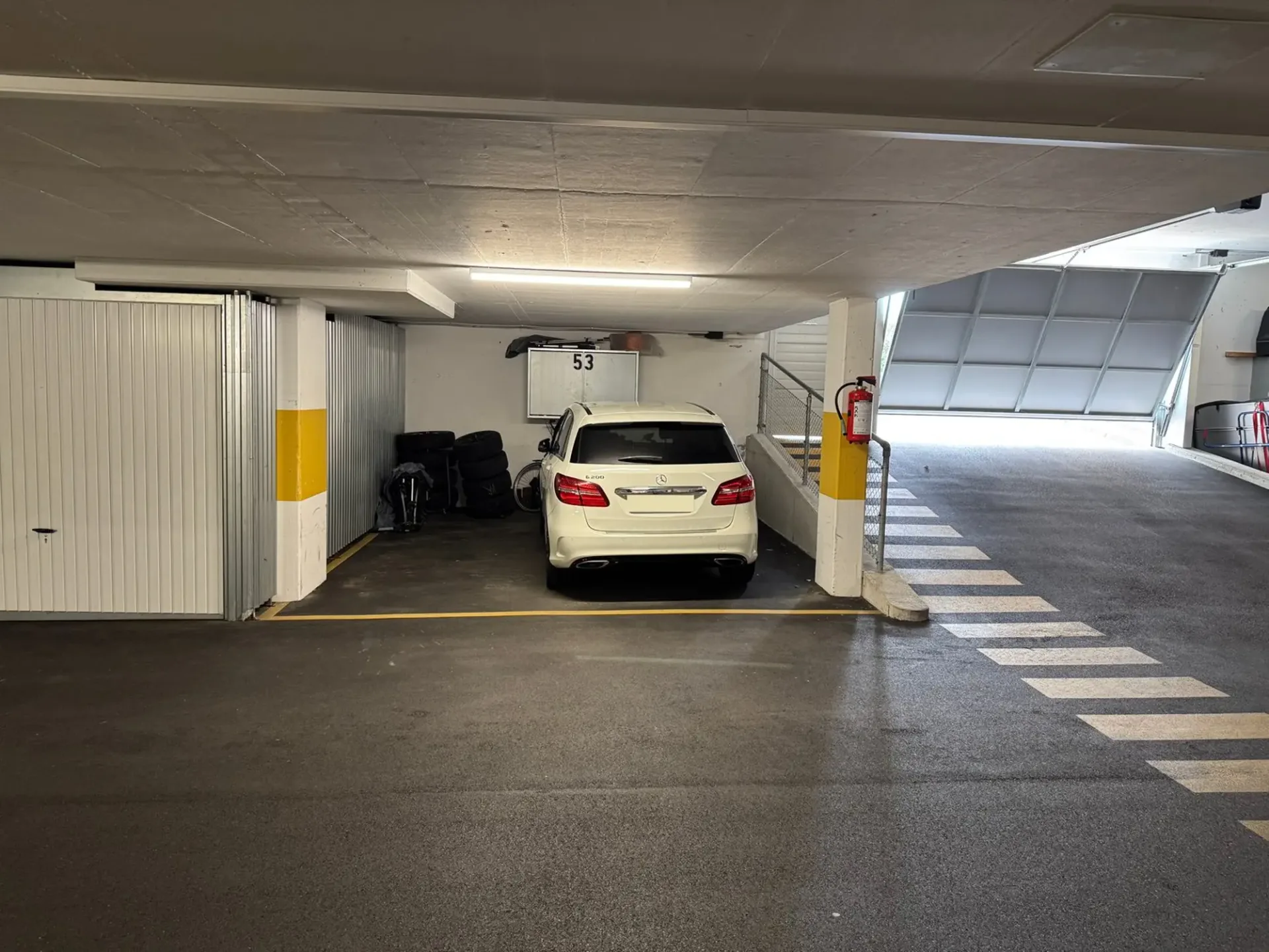 Grosser Parkplatz in Tiefgarage (Übergrösse)