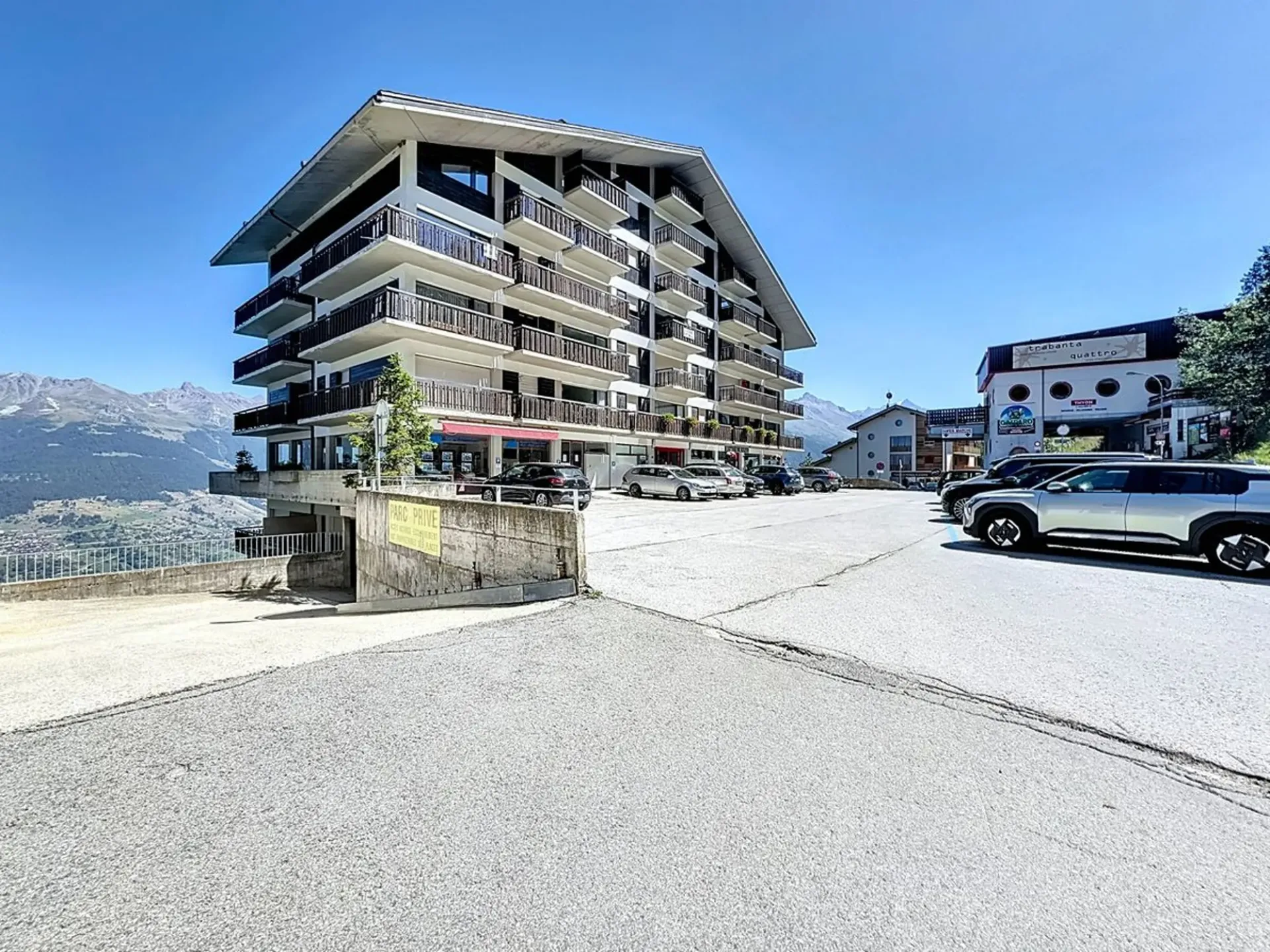 Dieses möblierte Apartment am Fuße der Pisten wartet auf Sie. Zweitwohnsitz oder Hauptwohnsitz - die Wahl liegt bei Ihnen