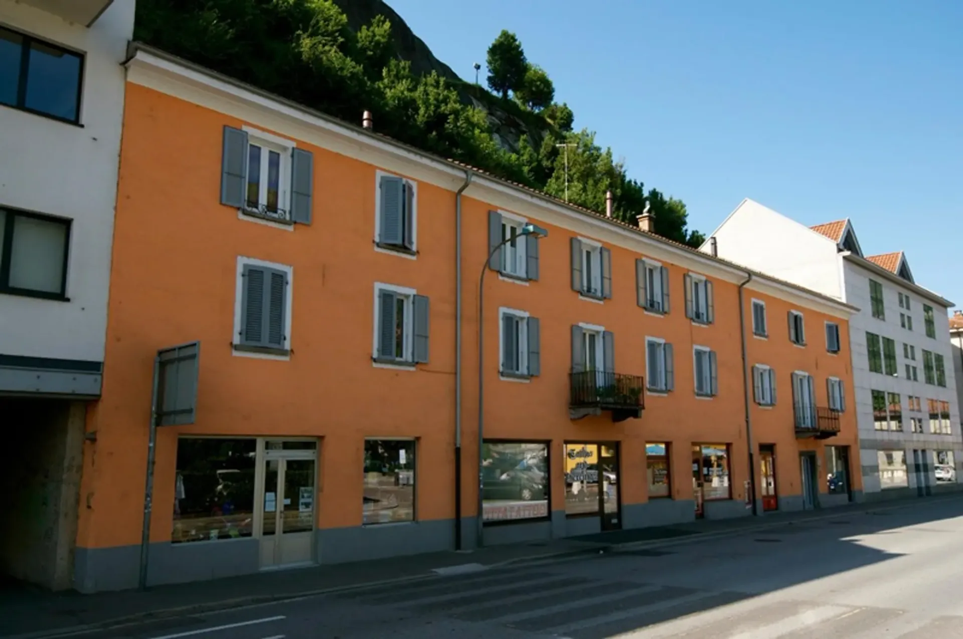 Büro / Laden / Atelier im Erdgeschoss, große Auslage