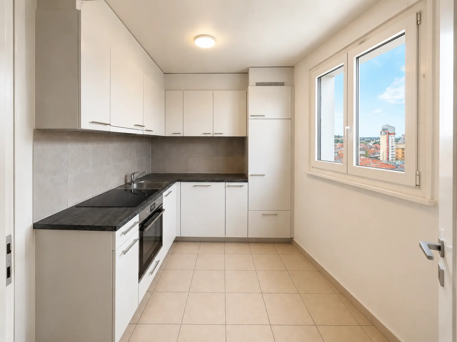Your future home – Bright 3.5-room apartment opposite the train station!