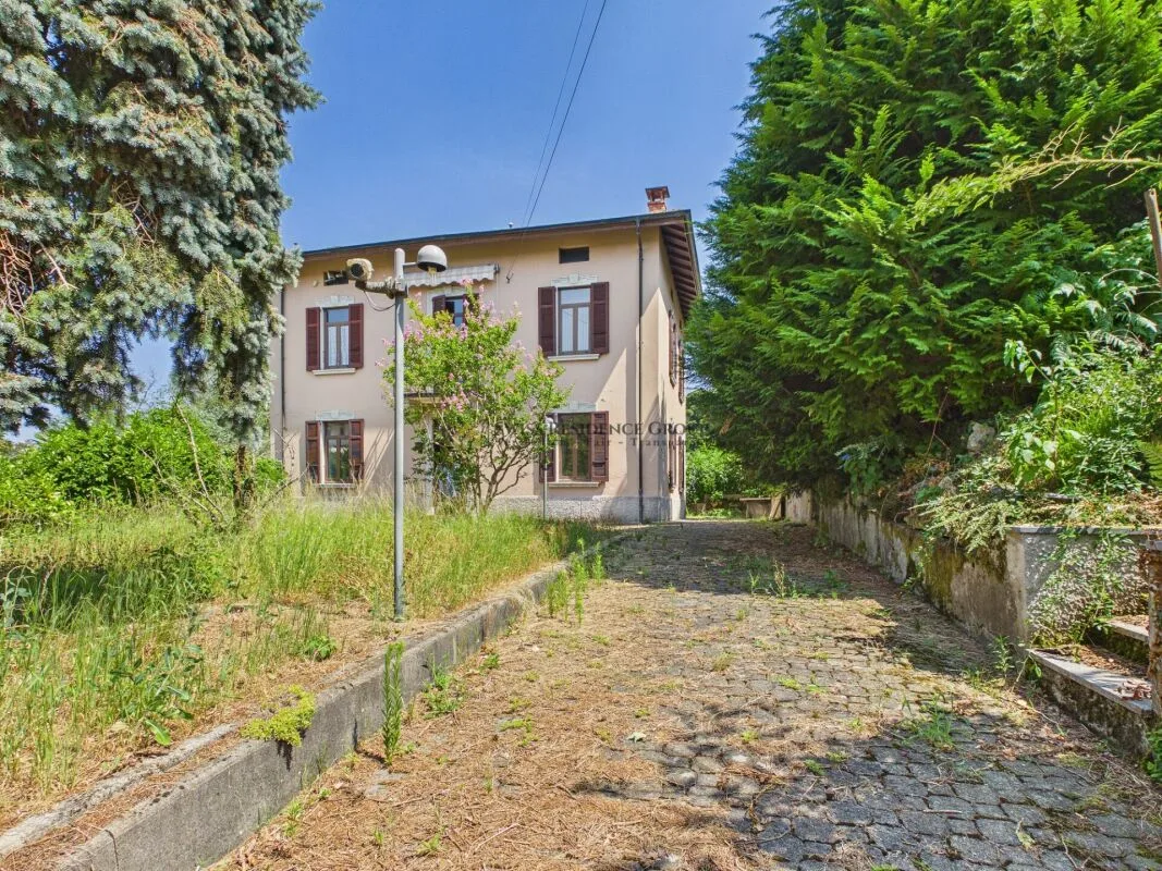Villa in Pedrinate with large private garden of 601mq