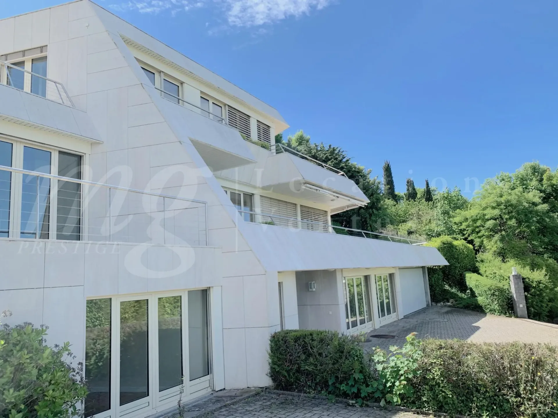 Moderne Villa mit 400 m2 Wohnfläche - Panoramablick 180 auf den See - Pool - Aufzug