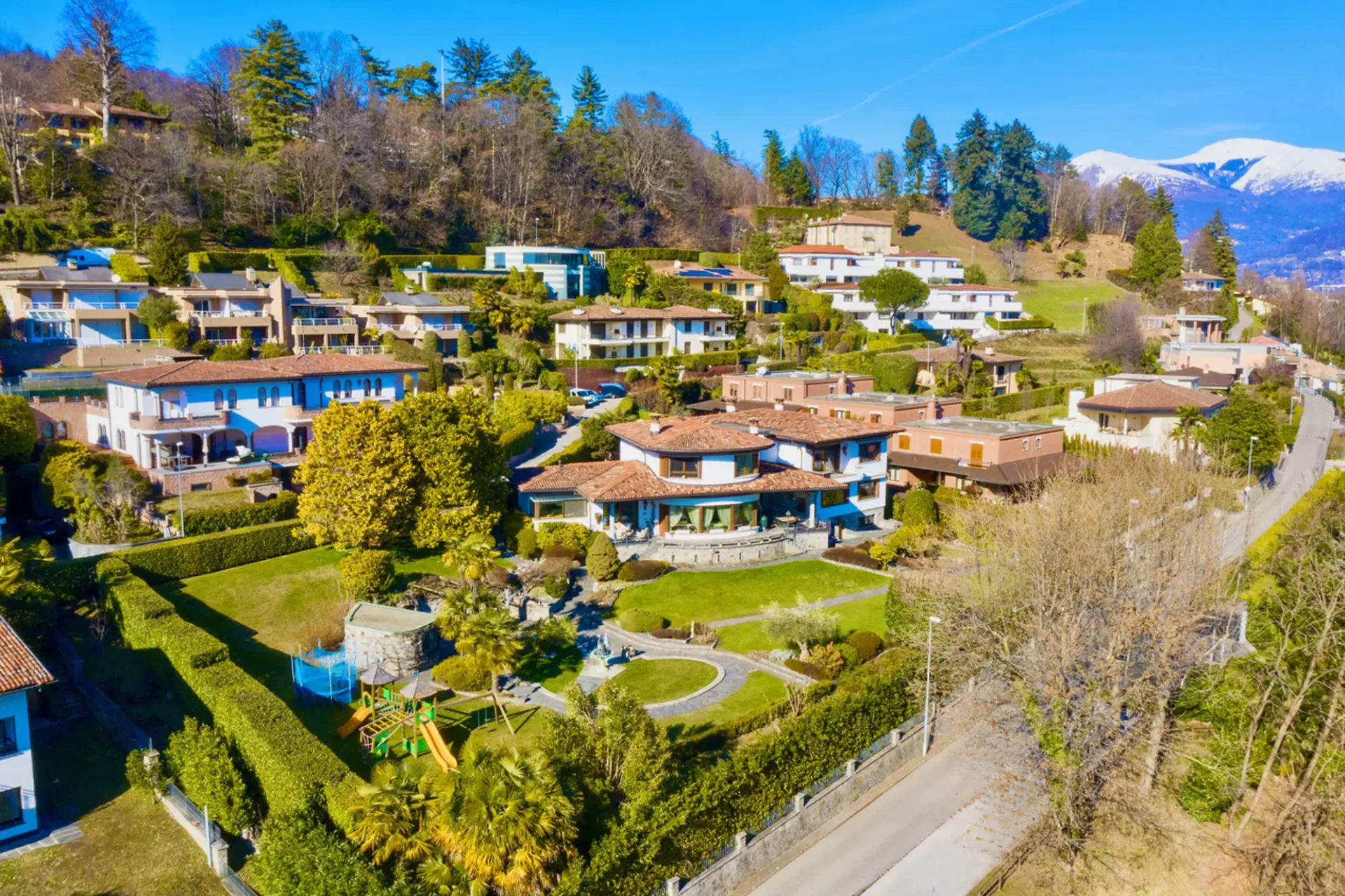 Villa di Lusso a Lugano in Vendita - Vista Lago, Giardino e Piscina