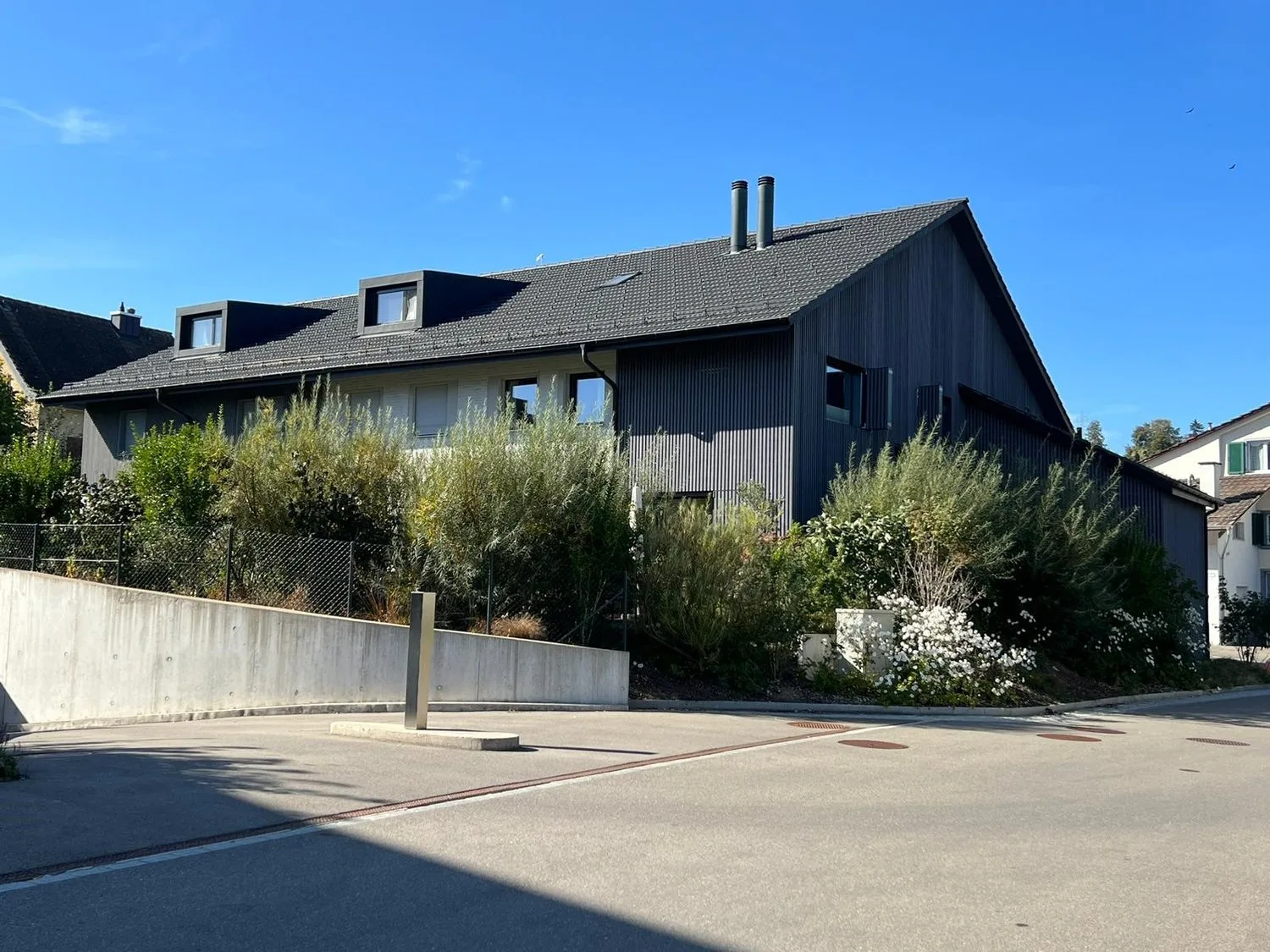 Modernes Reihenhaus im charmanten Bauernhausstil – im Herzen von Maur