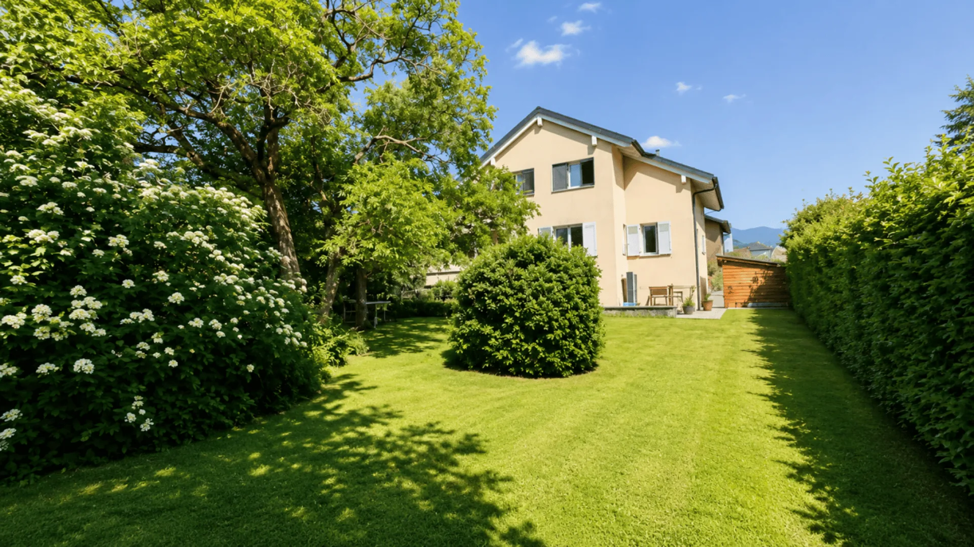 Prachtvolle Einzelvilla mit 2 Wohnungen und großem Studio, in unmittelbarer Nähe zum Zentrum von Yverdon, mit großem, reich bewaldetem und blühendem Garten