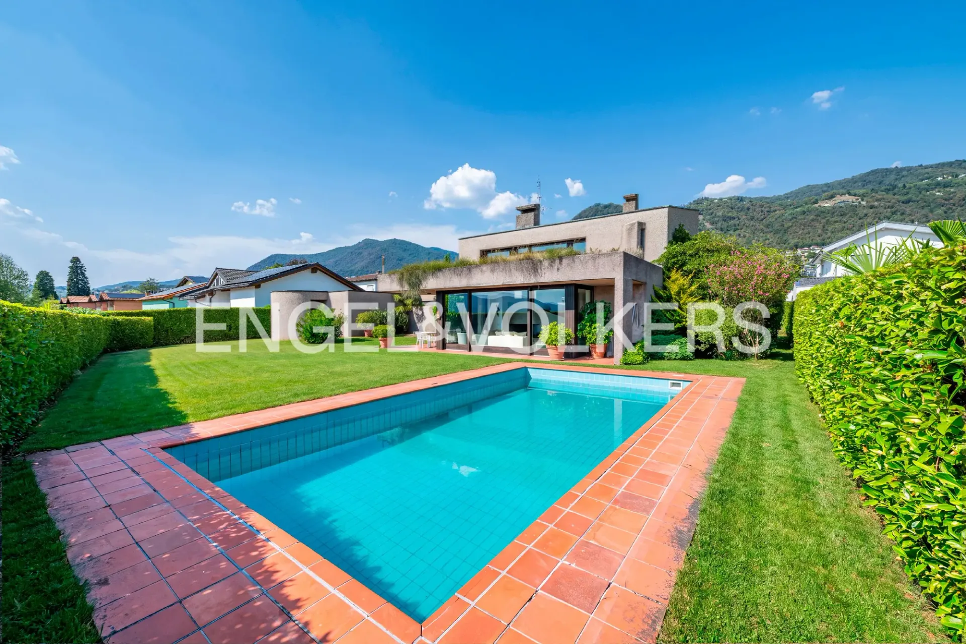 Villa mit Pool und großem Potenzial