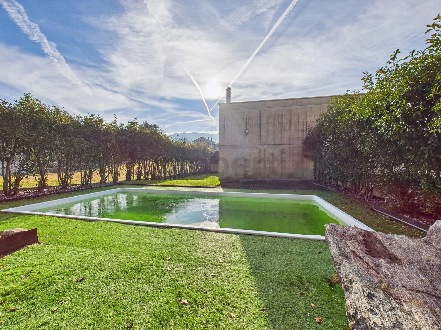 We are selling a beautiful, spacious house in Brione sopra Minusio with a pool and garden. (No lake view)