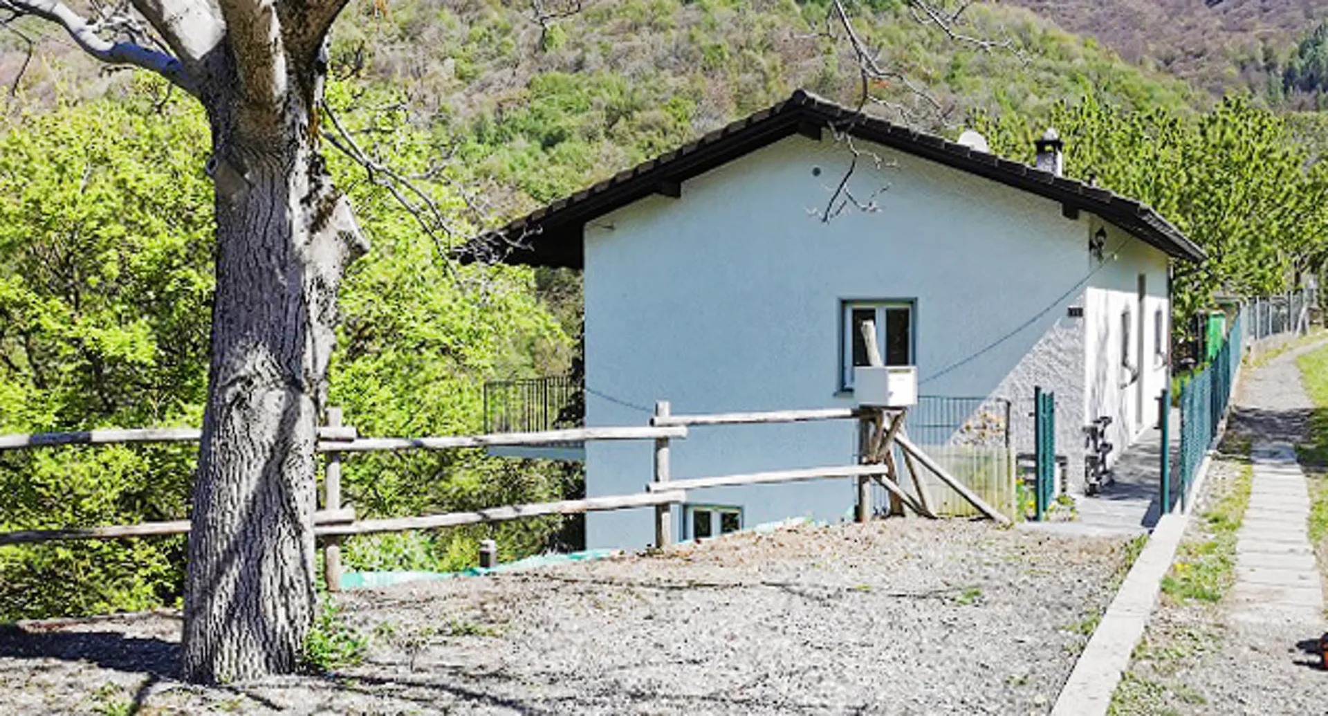 Haus mit 5,5 Zimmern in Renovierungsphase mit Kamin und Terrasse.