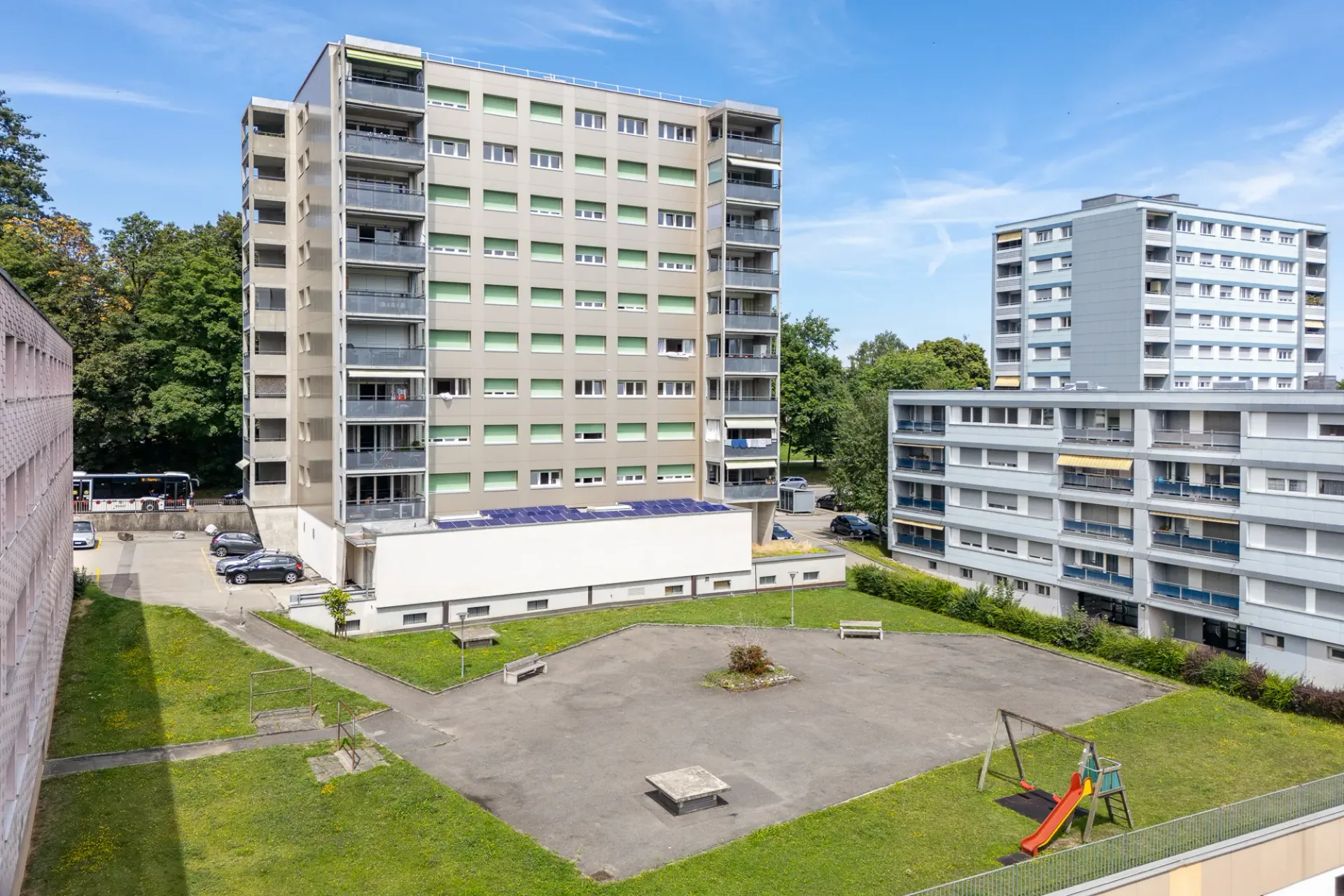 Grünes Viertel in der Nähe von Geschäften