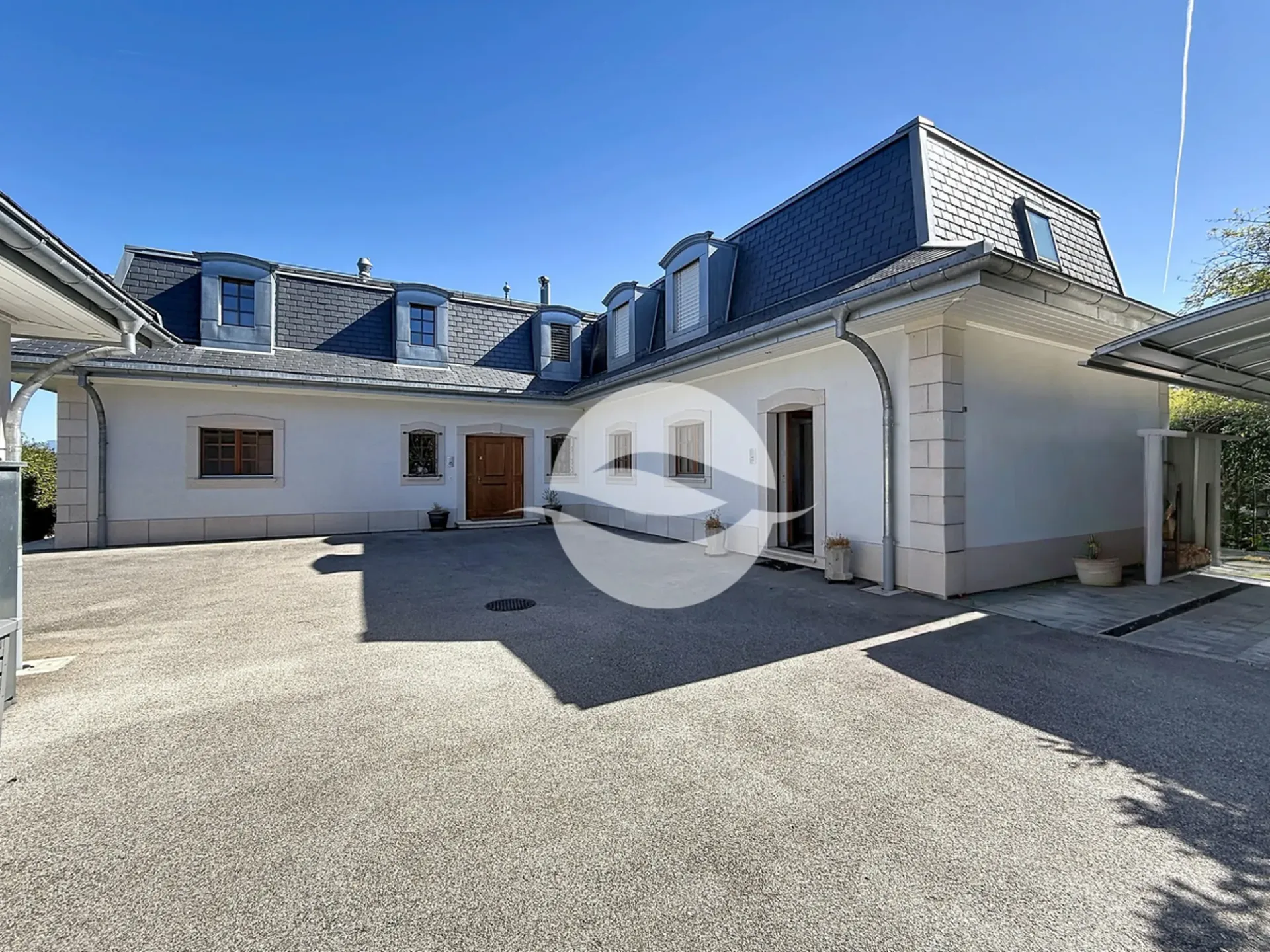 Property with 7.5 rooms + independent studio and garage