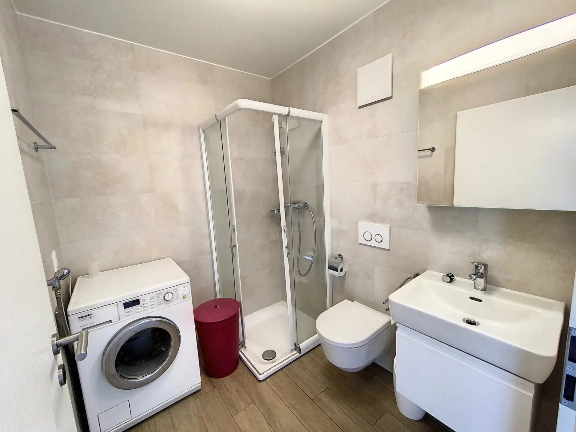 Möblierte Dachgeschosswohnung mit 2 Zimmern und Terrasse.