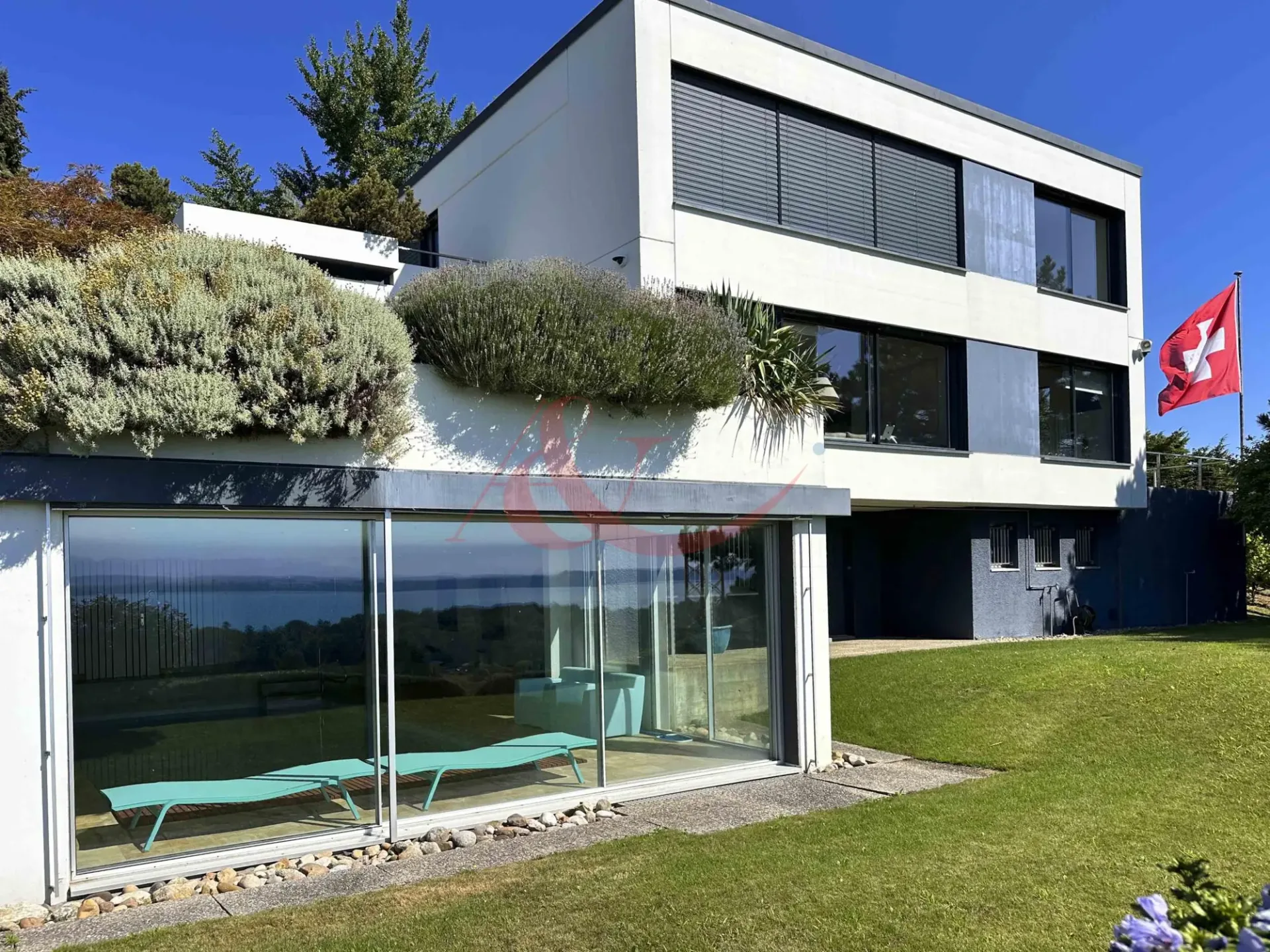 Villa von Ausnahme mit Innenpool und atemberaubendem Blick