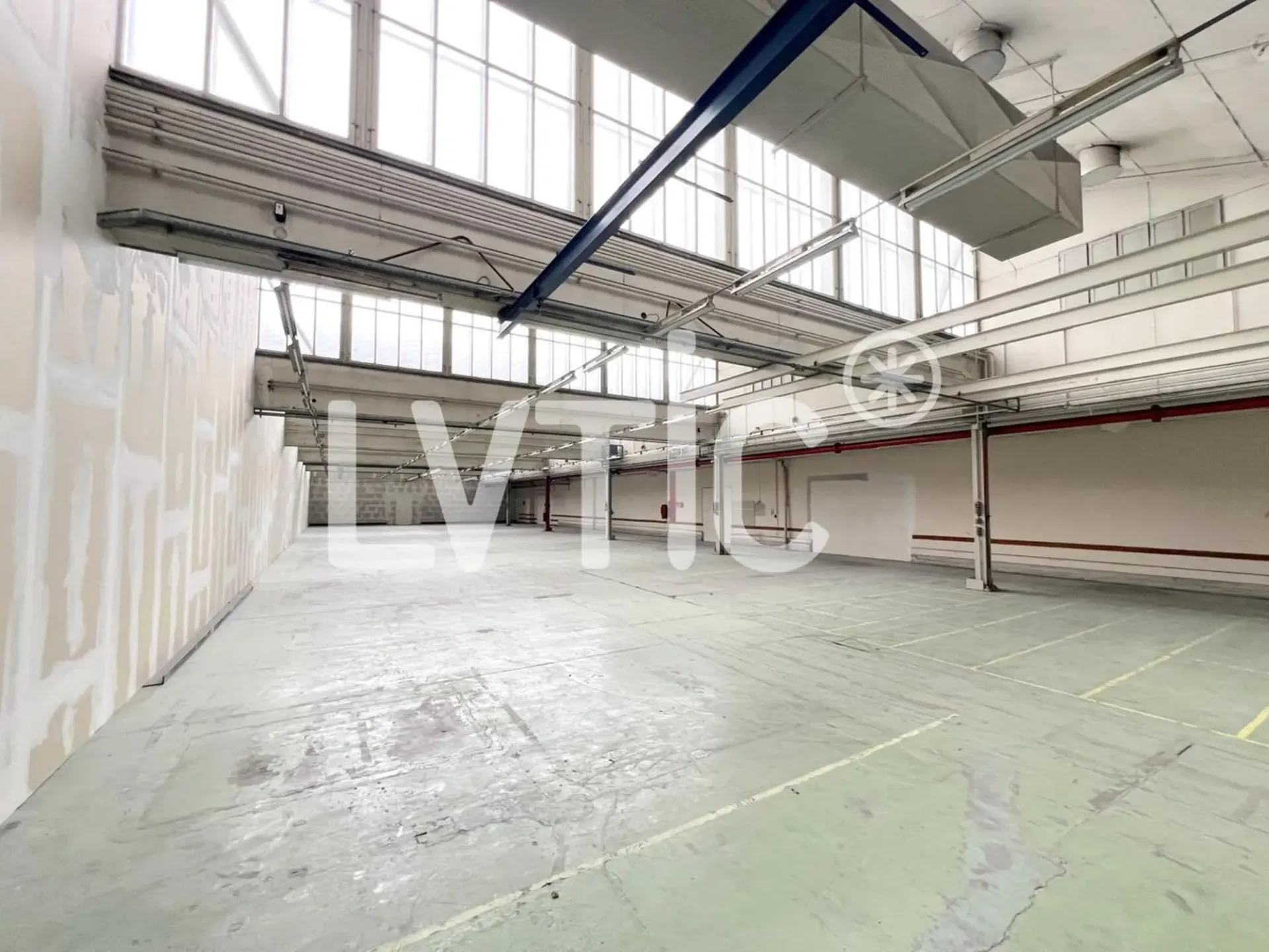 Lager von 700 m2 zur Miete in Crissier