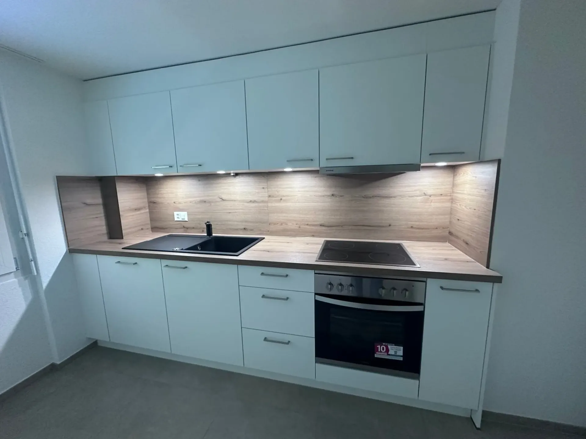 Freshly renovated, modern 3-room apartment with balcony – available immediately!