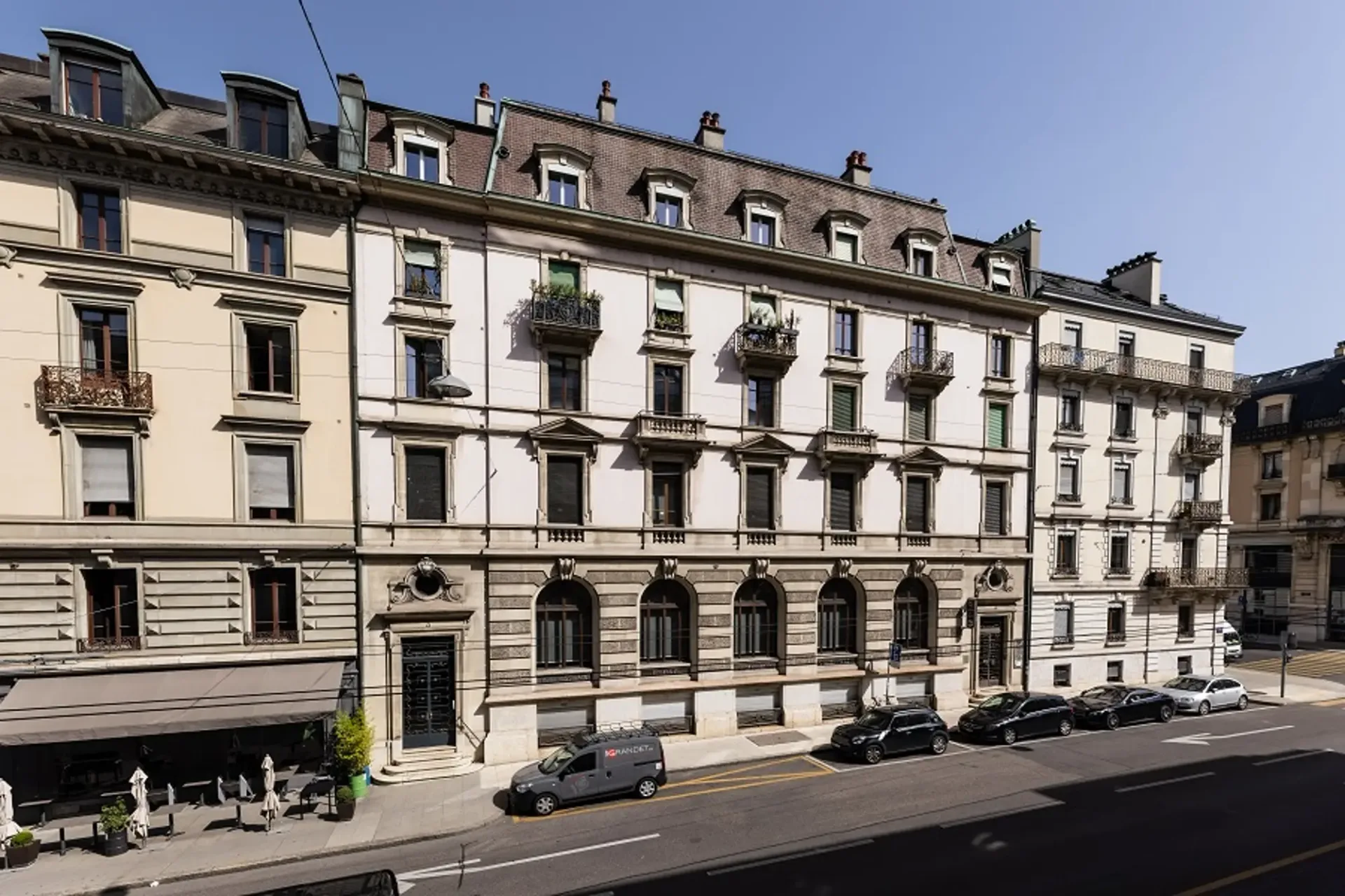 Geräumige 4-Zimmer-Wohnung im letzten Stock, nahe dem Bankenviertel