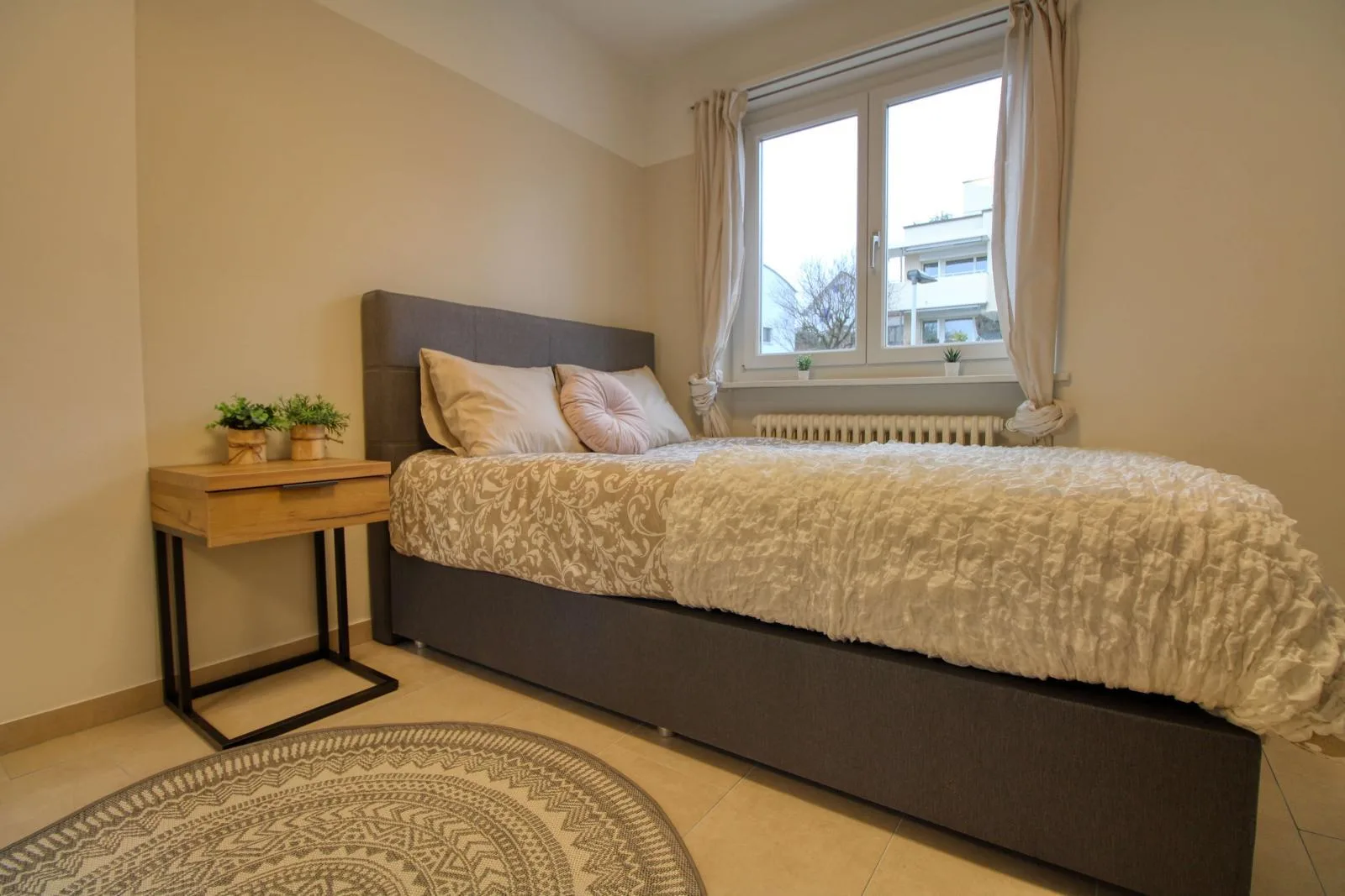 Furnished room in modernised apartment in a top location