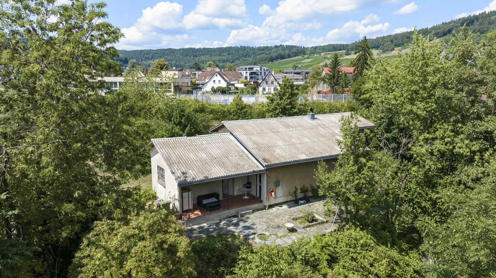 Unterengstringen: denkmalgeschütztes Wohn- und Atelierhaus im Grünen