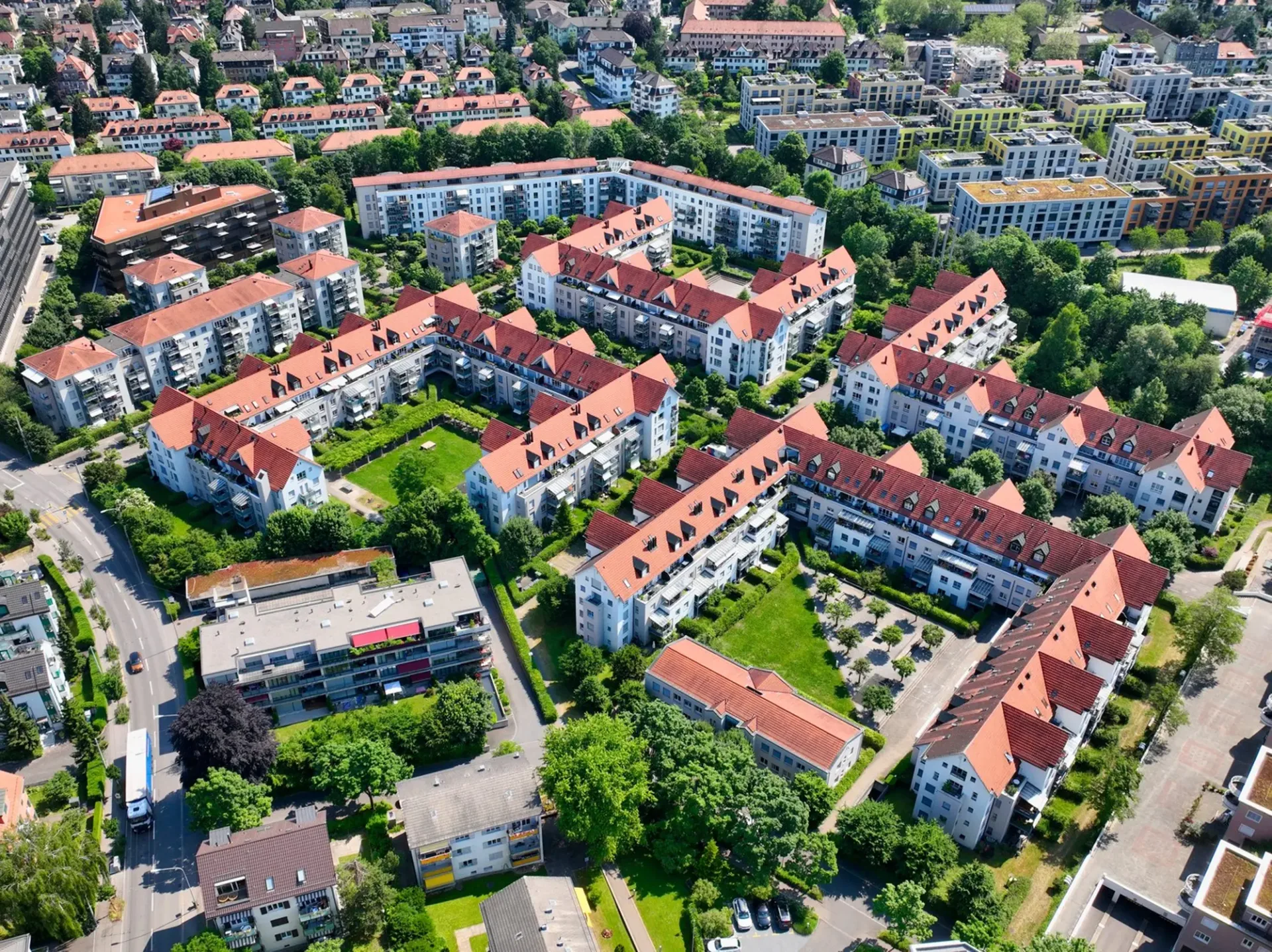 Grosse und helle 2.5 Zimmerwohnung im 2.OG
