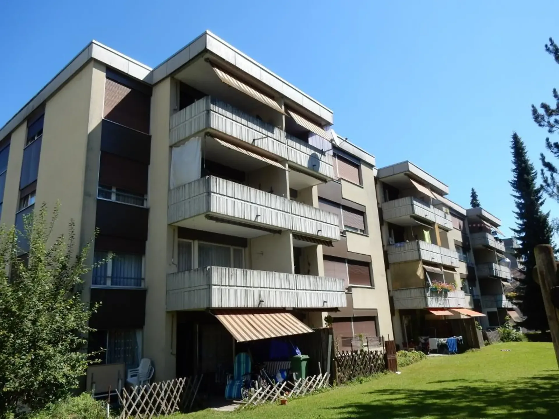 Grosszügige 2.5-Zimmerwohnung mit Balkon an ruhiger, grüner Lage