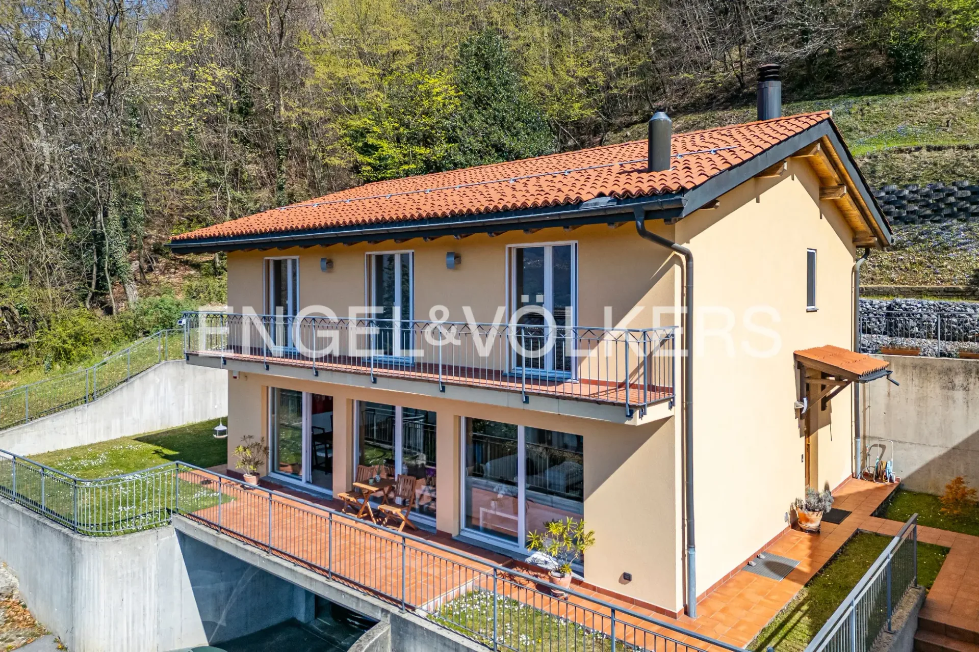 Villa mit offener Aussicht in Wohngegend