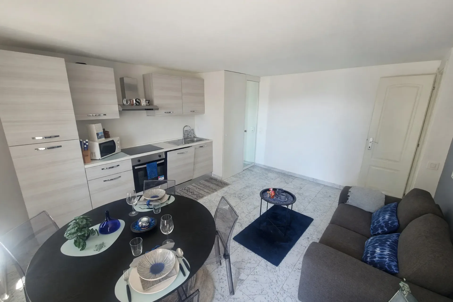 Ein 2,5-Zimmer-Wohnung mit Balkon und Seeblick