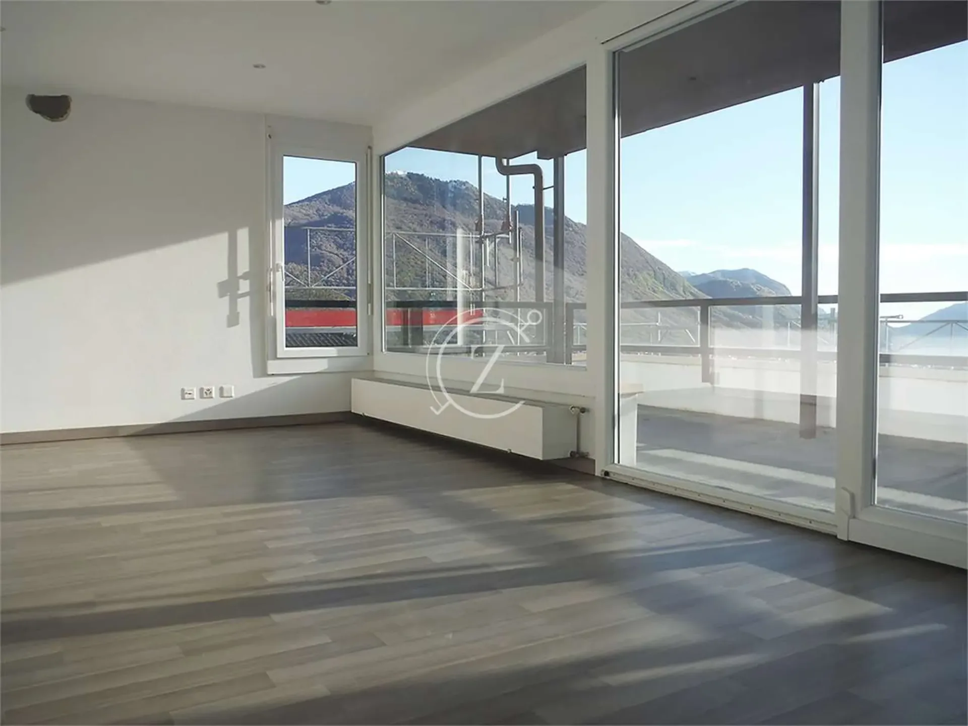 Moderne und helle Dachwohnung mit Seeblick und Pool in Cagiallo