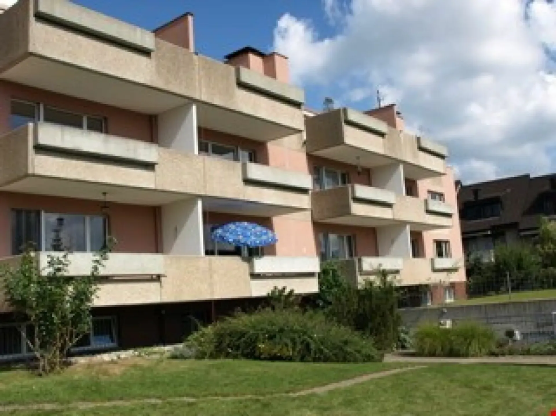 In Einstellhalle an der Benkenstrasse in Reinach