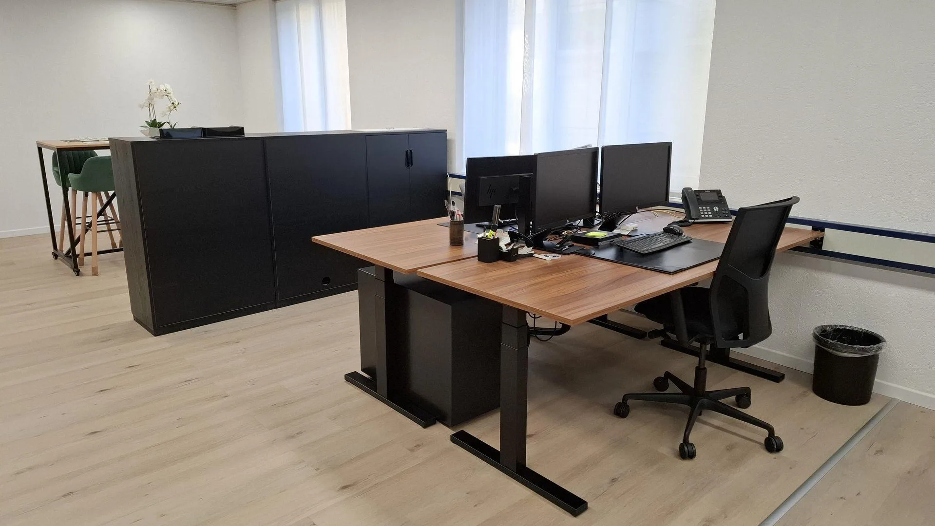 Flexibles Büro und Co-Working-Schreibtische zur Miete in bester Seenlage – 1 Minute vom FFS-Bahnhof