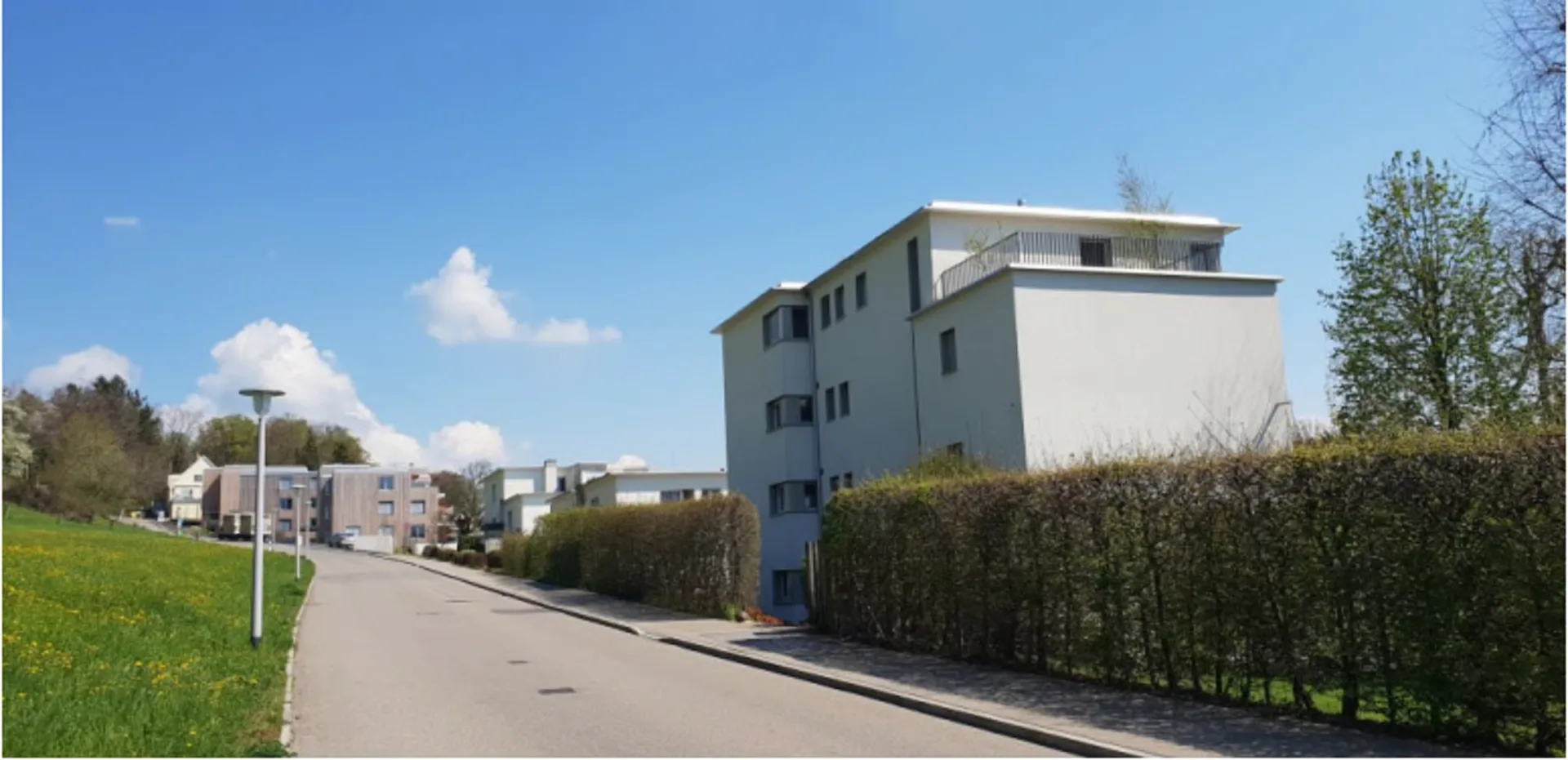 Helle 4.5-Zimmerwohnung mit grosszügigen Aussenflächen und Sicht auf den Zürichsee