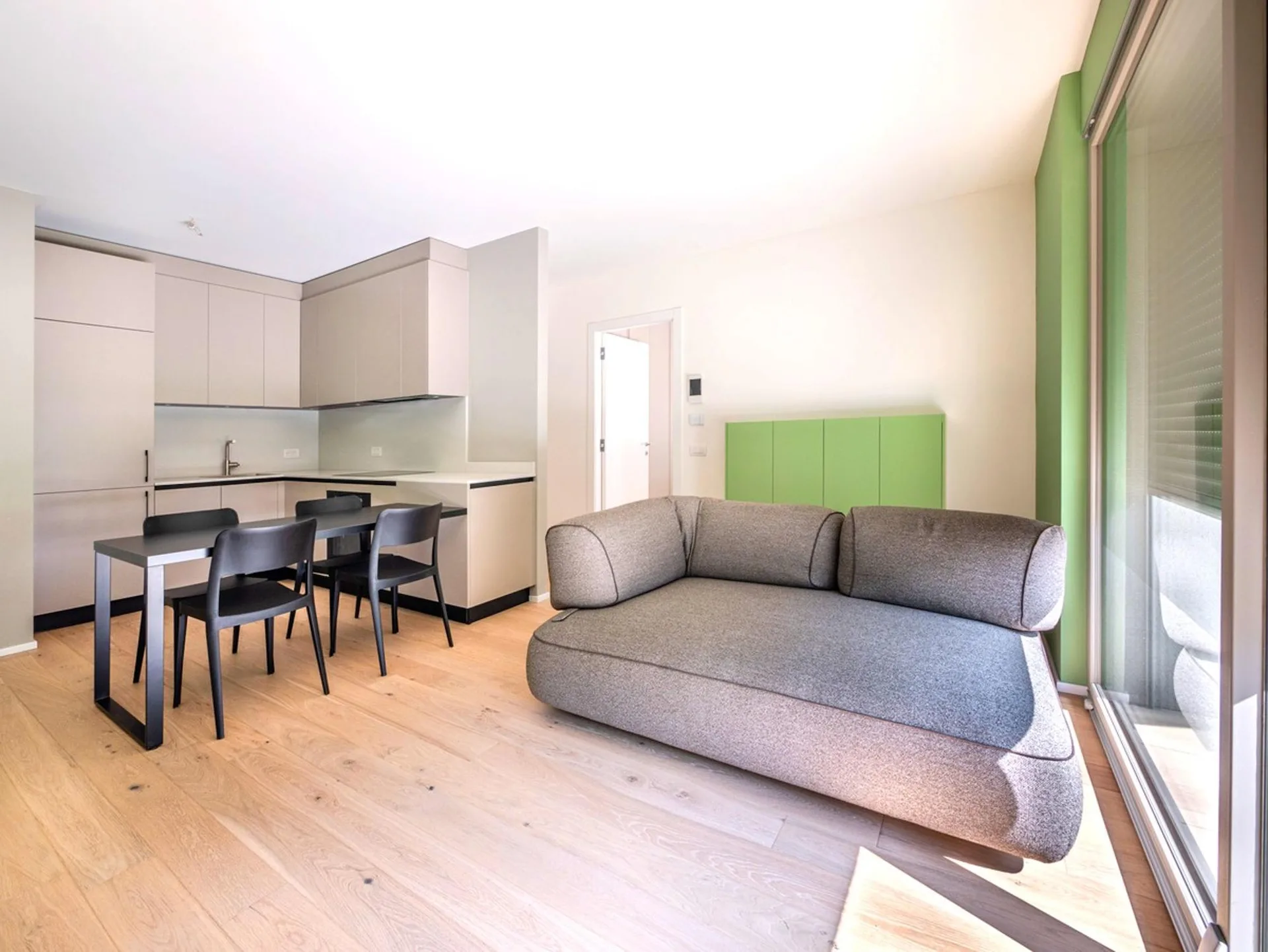 Neueste 2.5-Zimmer-Wohnung mit eigenem Garten und Portikus