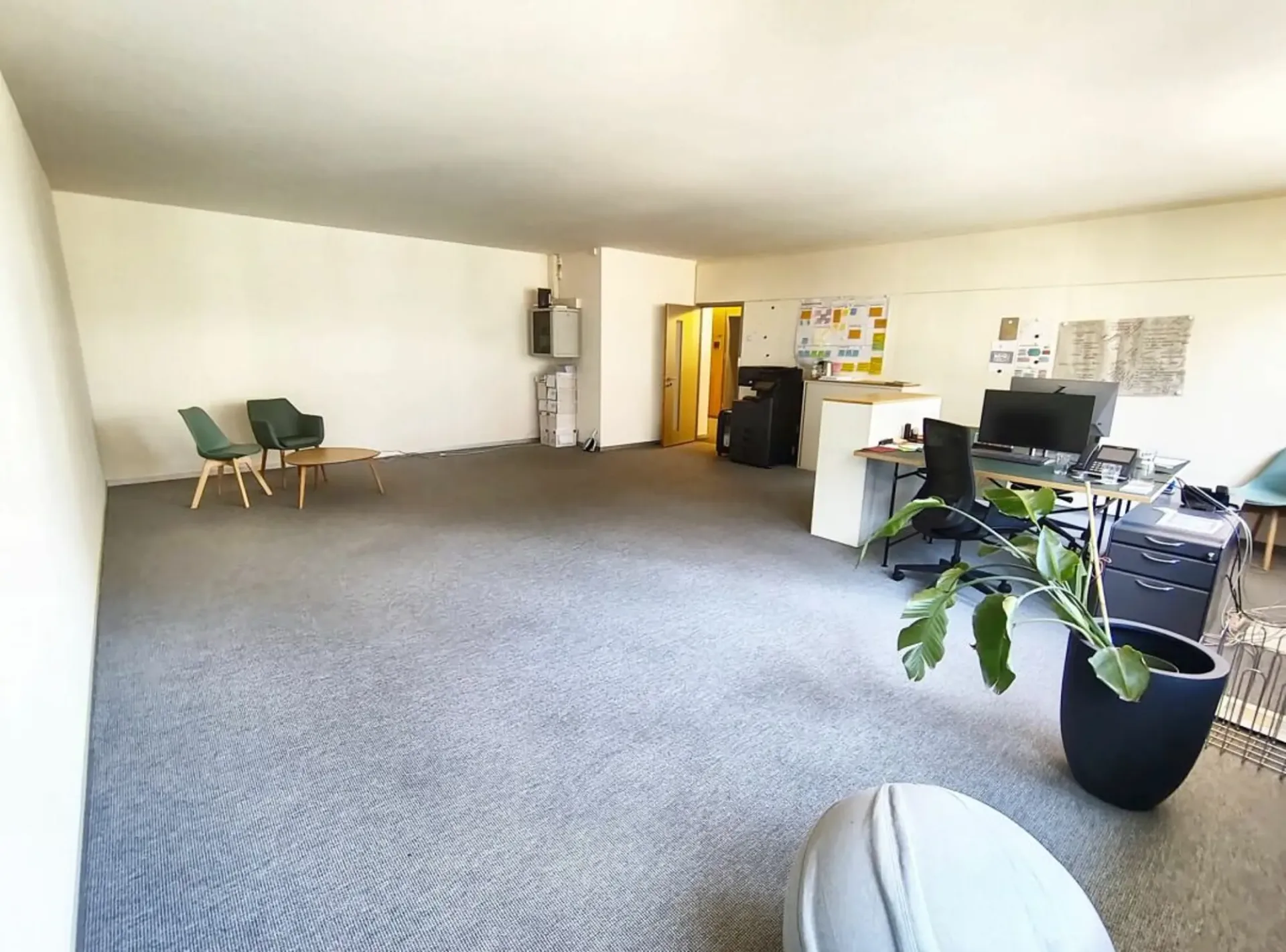 Espace de bureau central, lumineux, sans obstacle pour sous-location