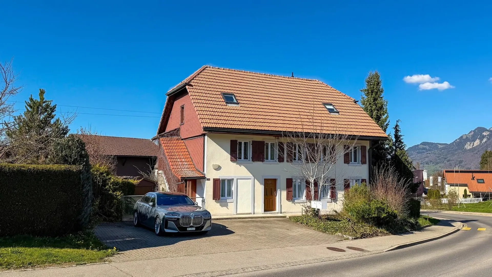 Haus mit 2 Wohnungen, Garage und 3 Parkplätzen