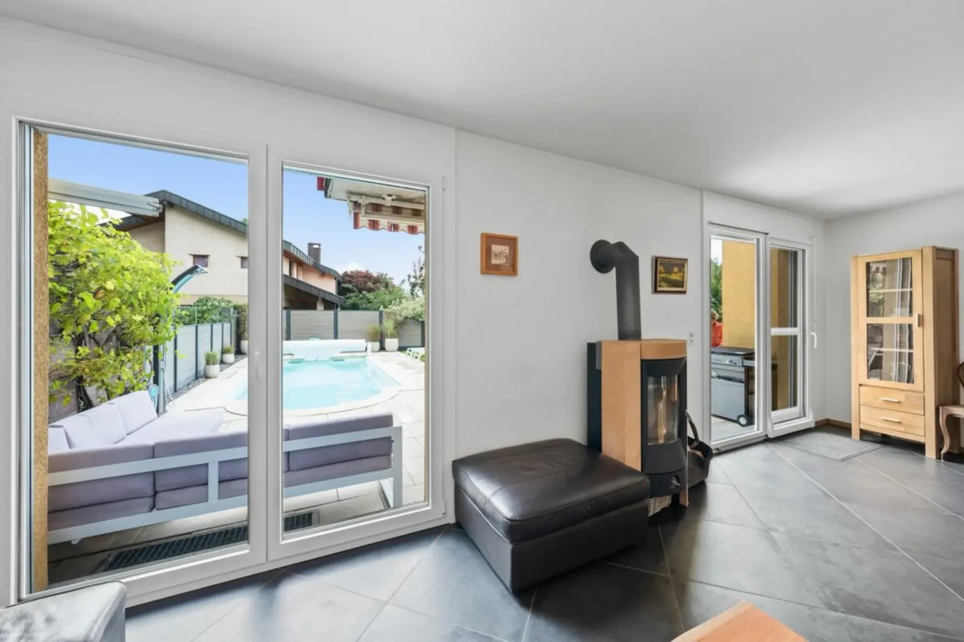 Prächtige Architekten-Villa mit 7,5 Zimmern, beheiztem Pool und Whirlpool, 5 Minuten von Payerne entfernt